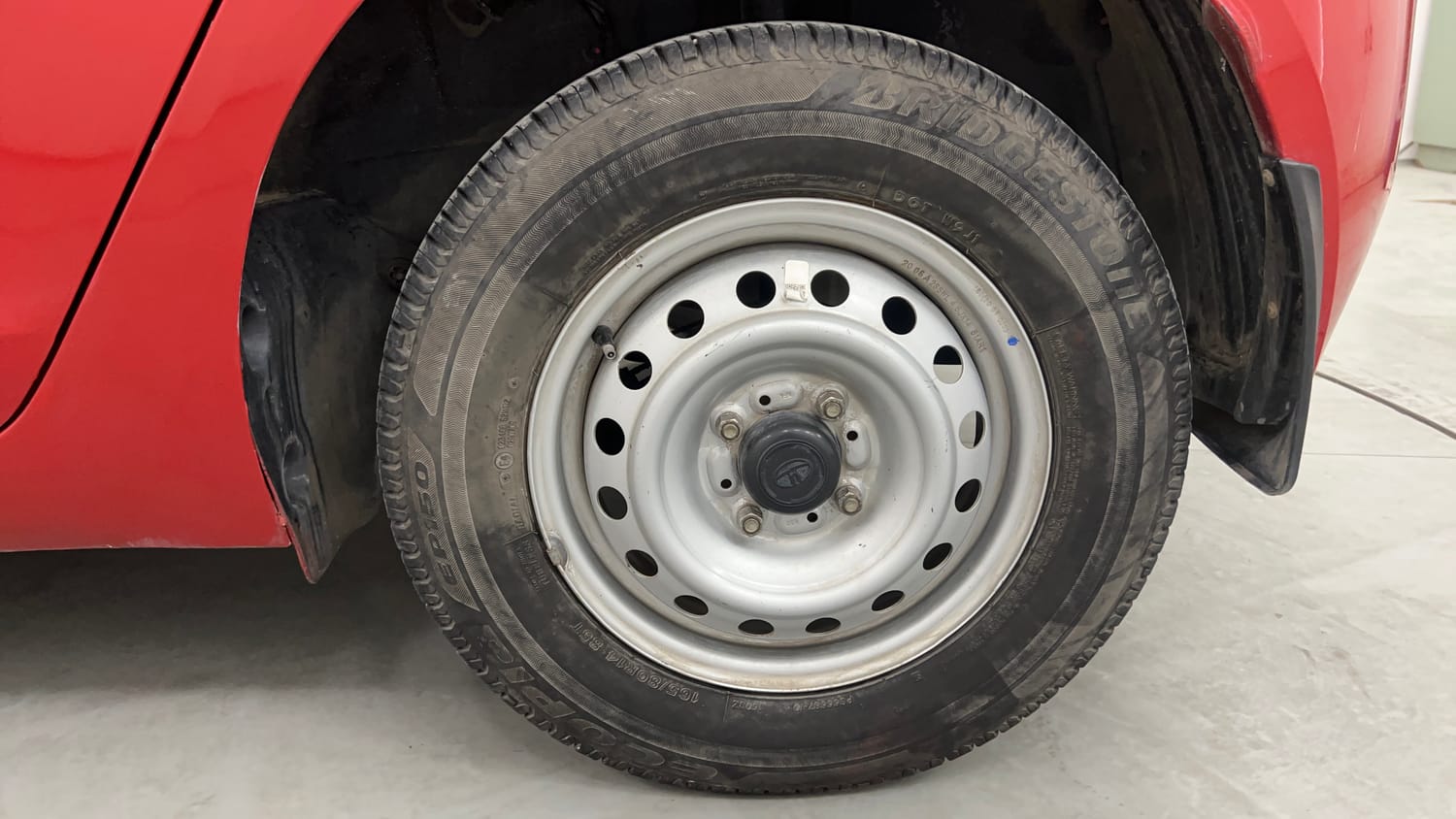 Used 2020 Tata Altroz XE Petrol Petrol Manual tyres LEFT REAR TYRE RIM VIEW