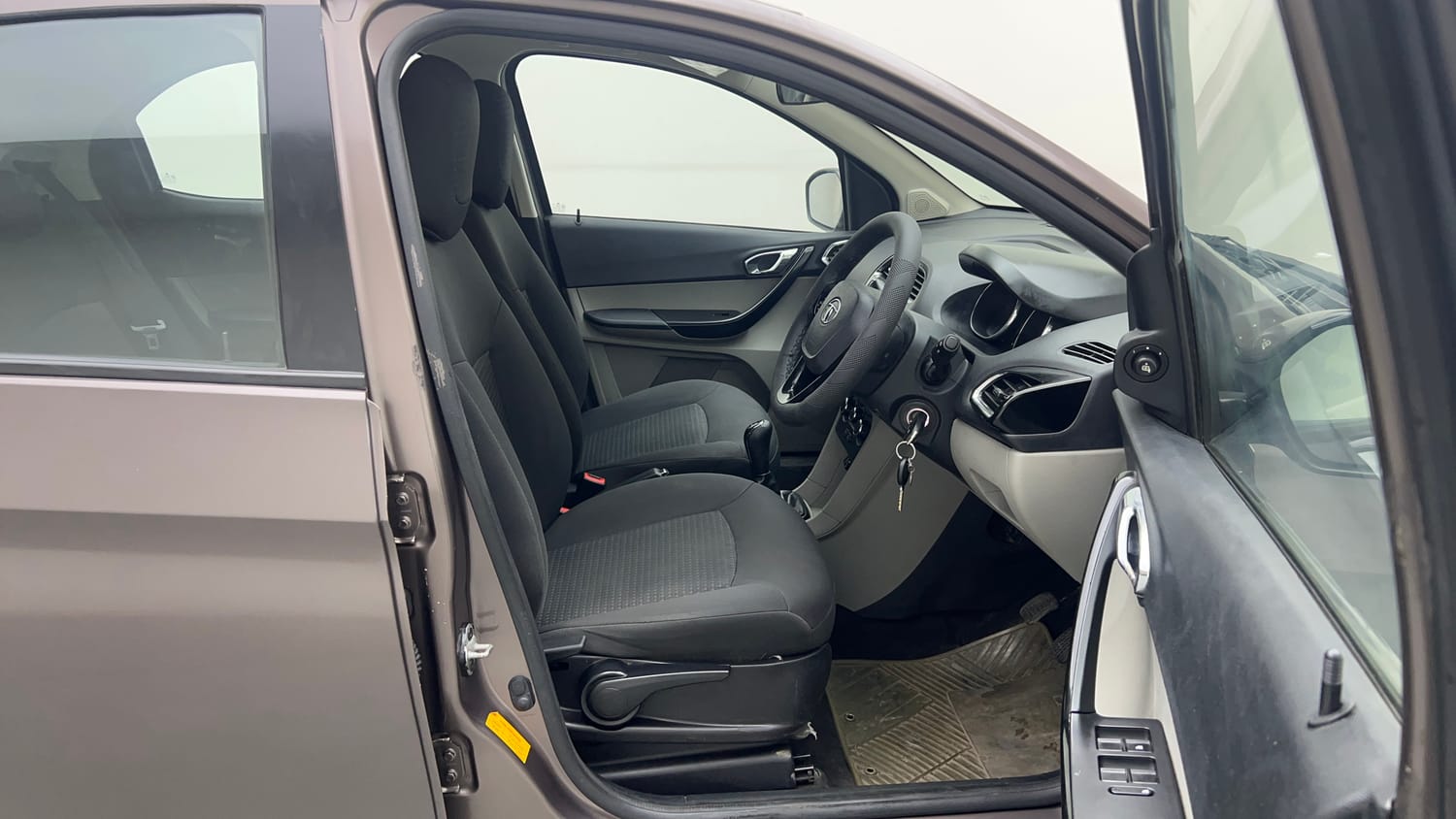 Used 2018 Tata Tiago XZ W/O Alloy Petrol + CNG(Outside Fitted) Cng Manual interior RIGHT SIDE FRONT DOOR CABIN VIEW