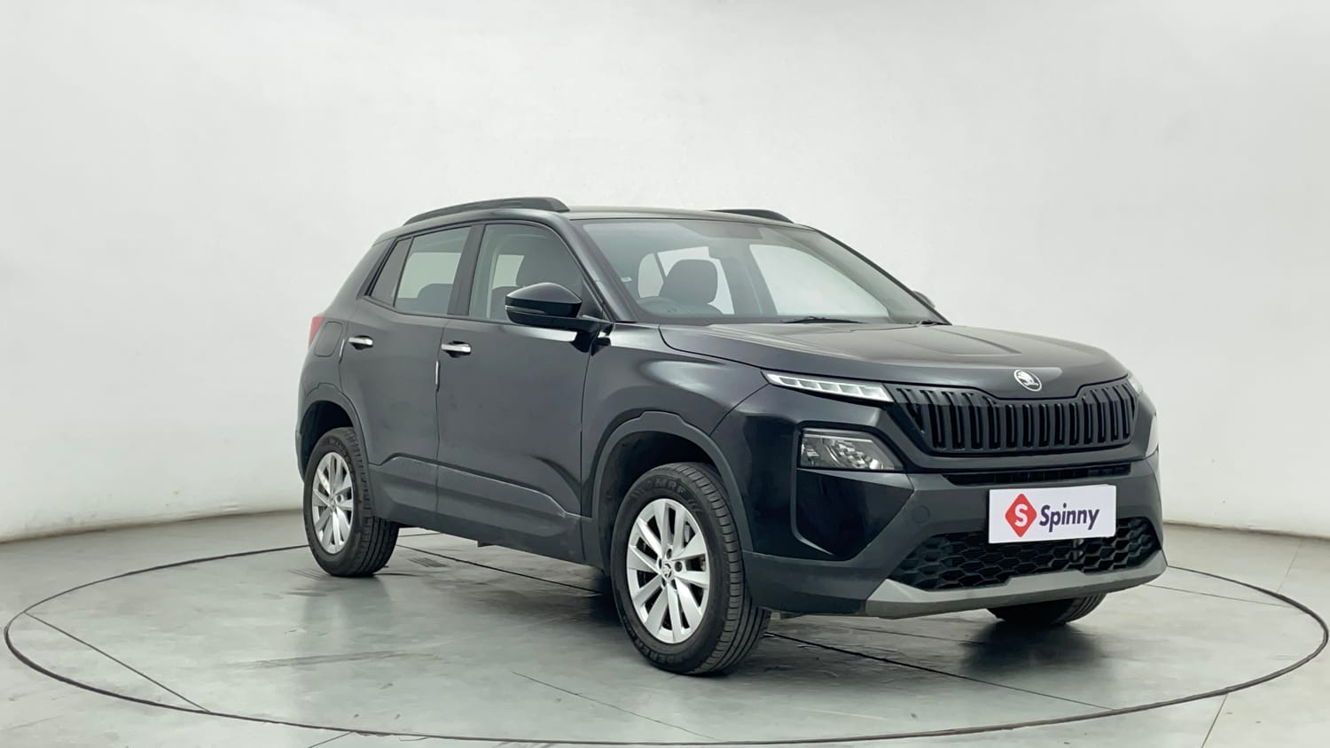 Used 2025 Skoda Kylaq Signature+ 1.0 TSI Petrol Manual exterior RIGHT FRONT CORNER VIEW