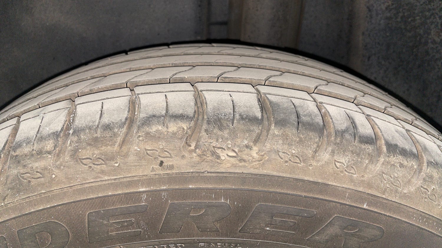 Used 2025 Skoda Kylaq Signature+ 1.0 TSI Petrol Manual tyres LEFT REAR TYRE TREAD VIEW