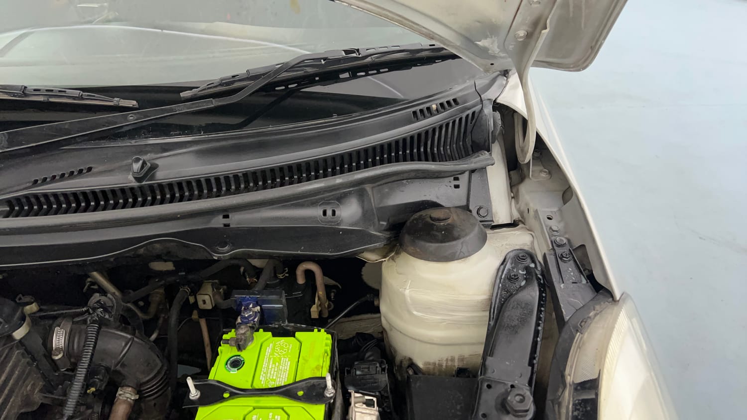 Used 2015 Maruti Suzuki Swift VXi Petrol Manual engine ENGINE LEFT SIDE HINGE & APRON VIEW