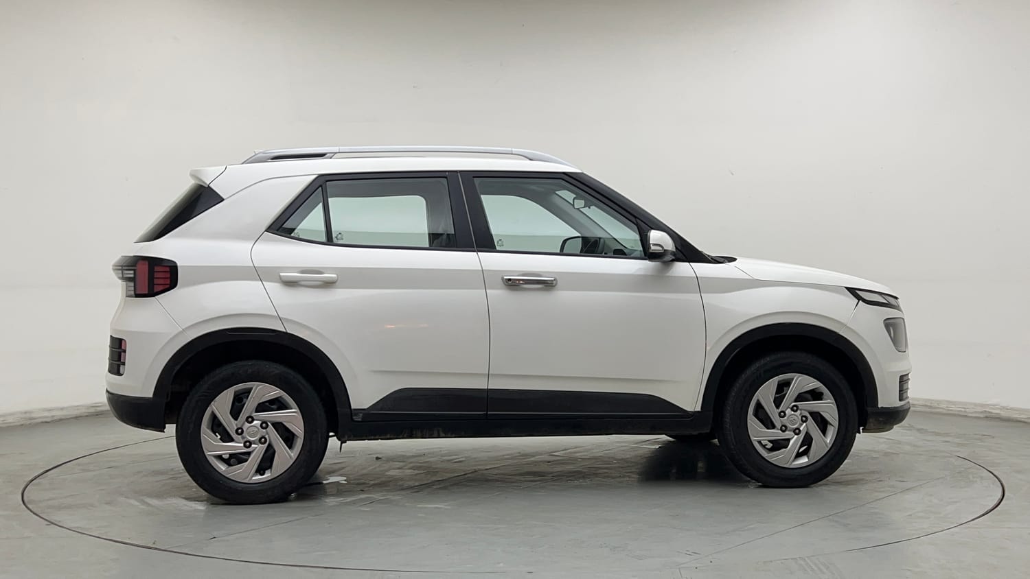Used 2022 Hyundai Venue S (O) 1.2 Petrol Cng Manual exterior RIGHT SIDE VIEW
