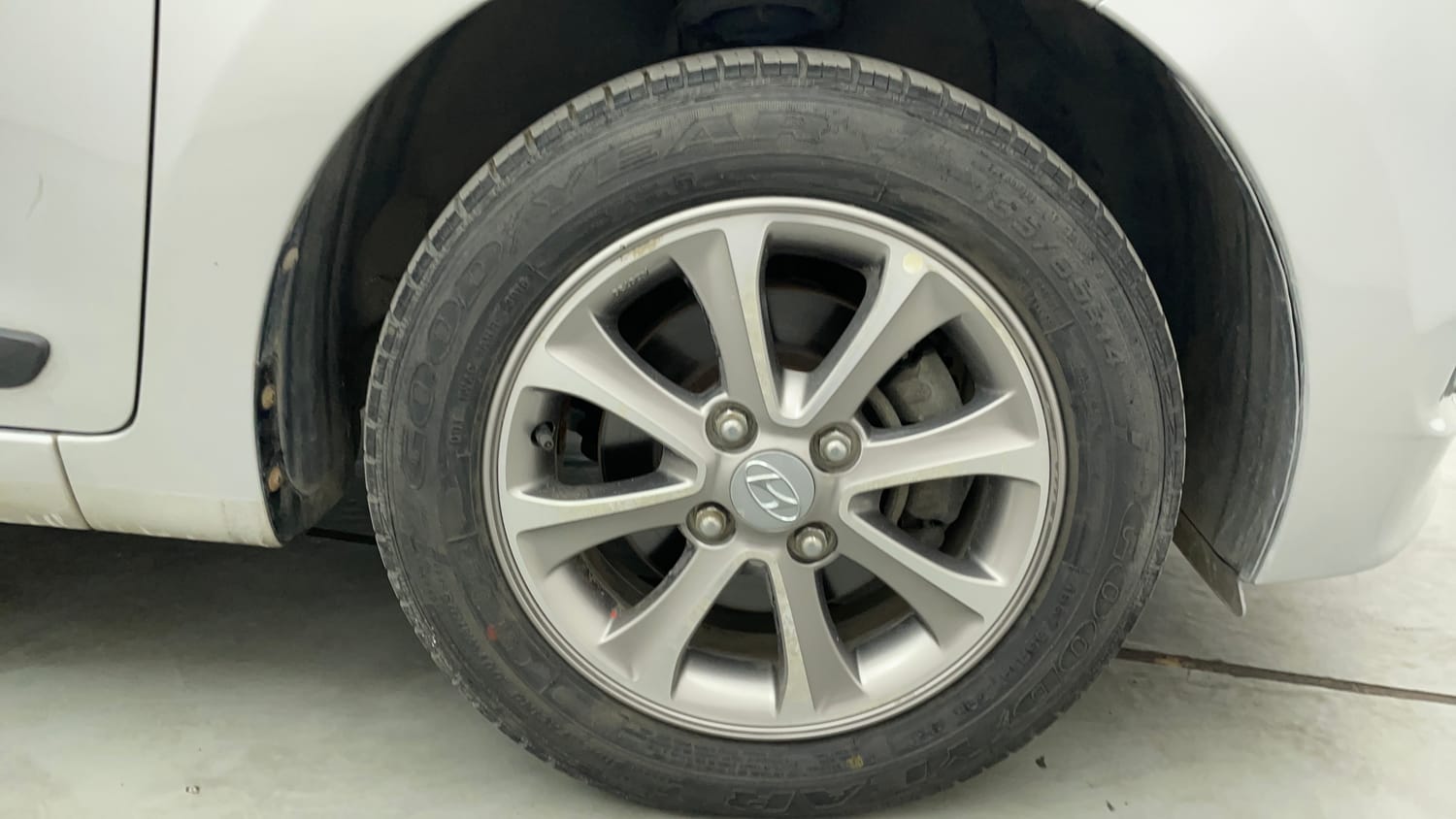 Used 2016 Hyundai Grand i10 Asta 1.2 Kappa VTVT Petrol Manual tyres RIGHT FRONT TYRE RIM VIEW