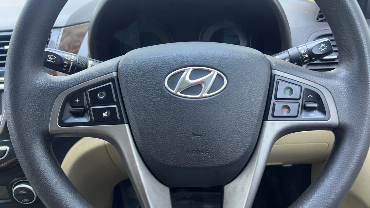 Used 2015 Hyundai Fluidic Verna 4S 1.6 VTVT S(O) Petrol Manual top_features Airbags