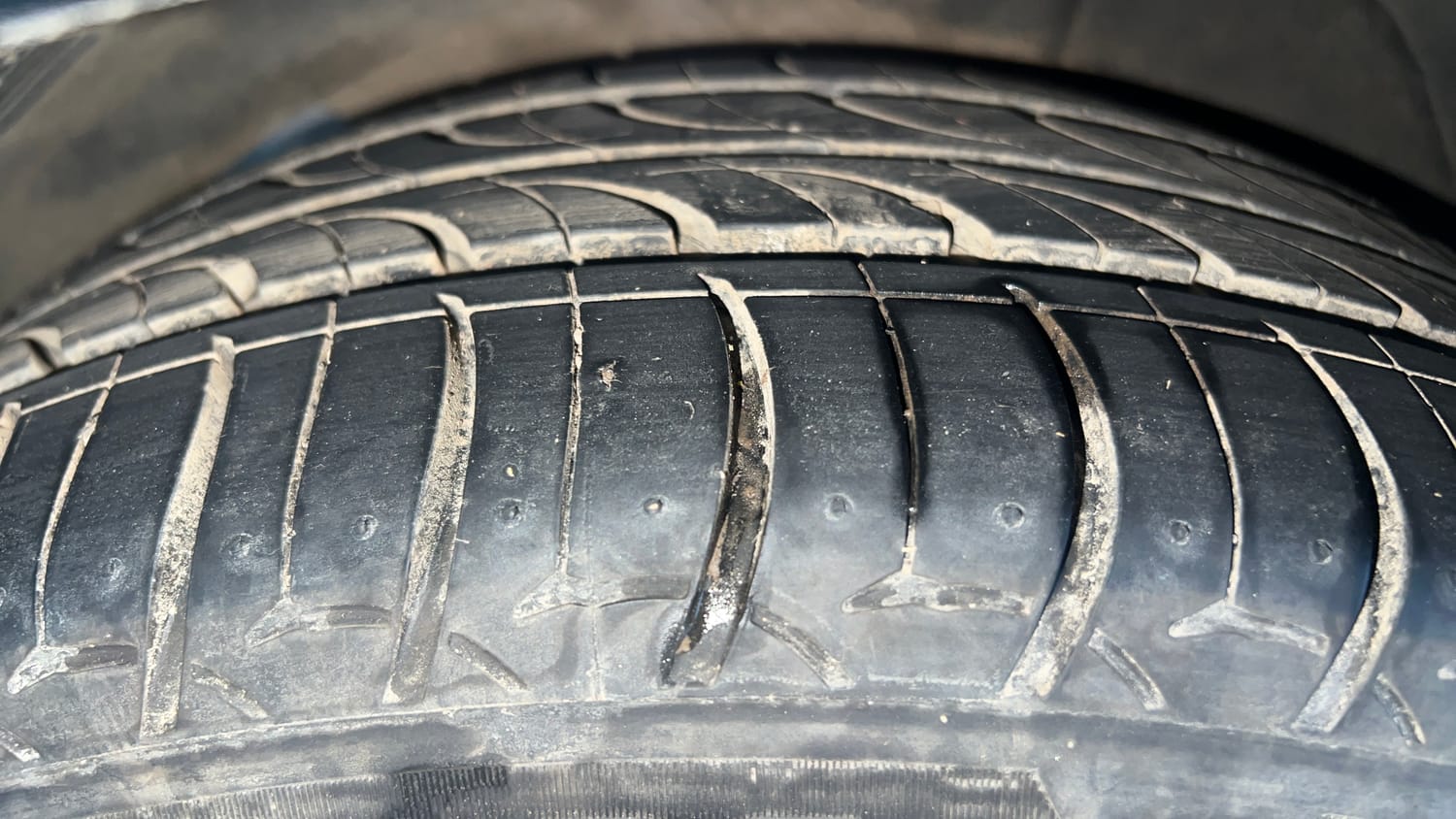 Used 2015 Hyundai Fluidic Verna 4S 1.6 VTVT S(O) Petrol Manual tyres RIGHT REAR TYRE TREAD VIEW