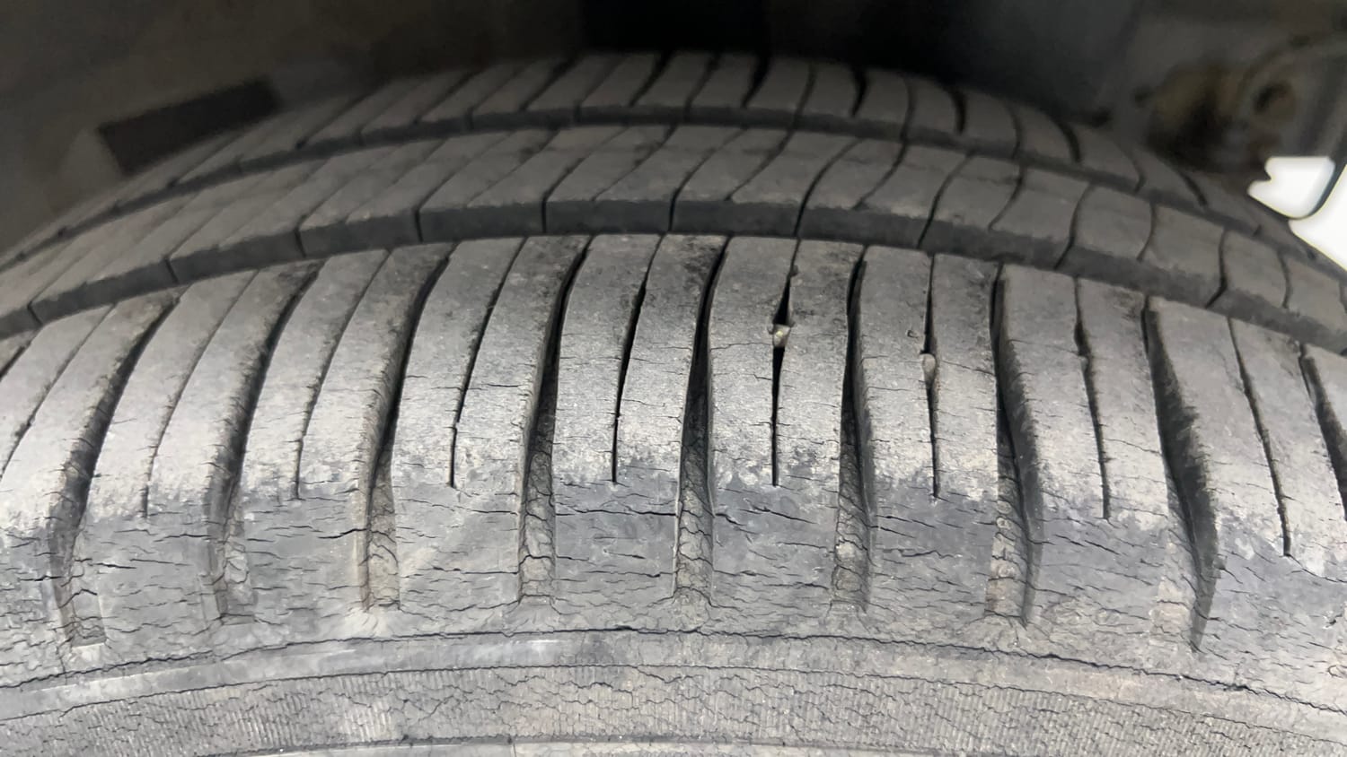 Used 2017 Hyundai Grand i10 Sportz (O) AT 1.2 Kappa VTVT Petrol Automatic tyres LEFT REAR TYRE TREAD VIEW