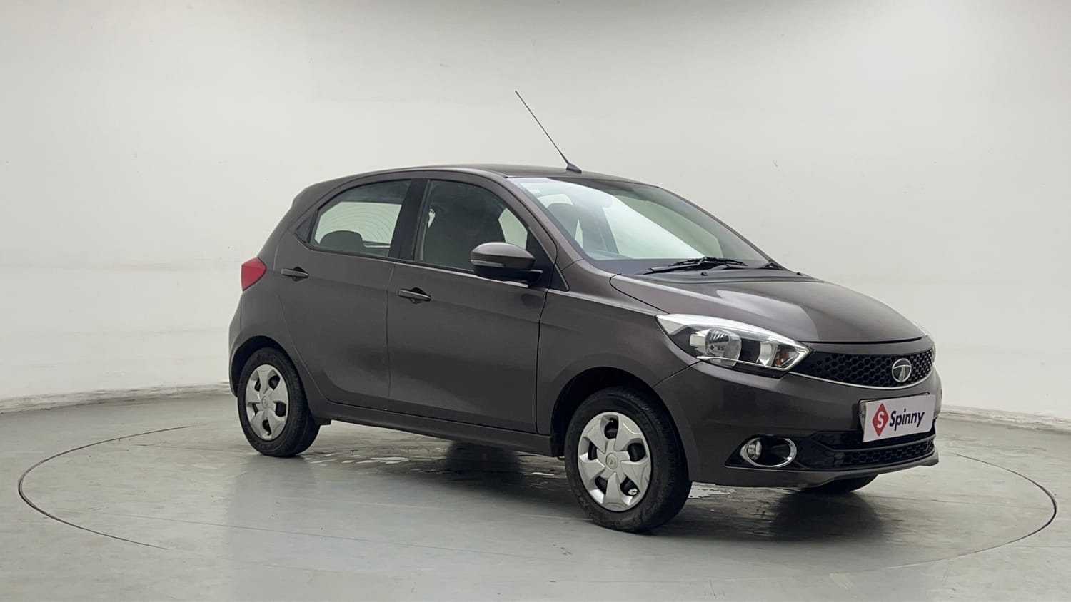 Used 2018 Tata Tiago XZ W/O Alloy Petrol + CNG(Outside Fitted) Cng Manual exterior RIGHT FRONT CORNER VIEW