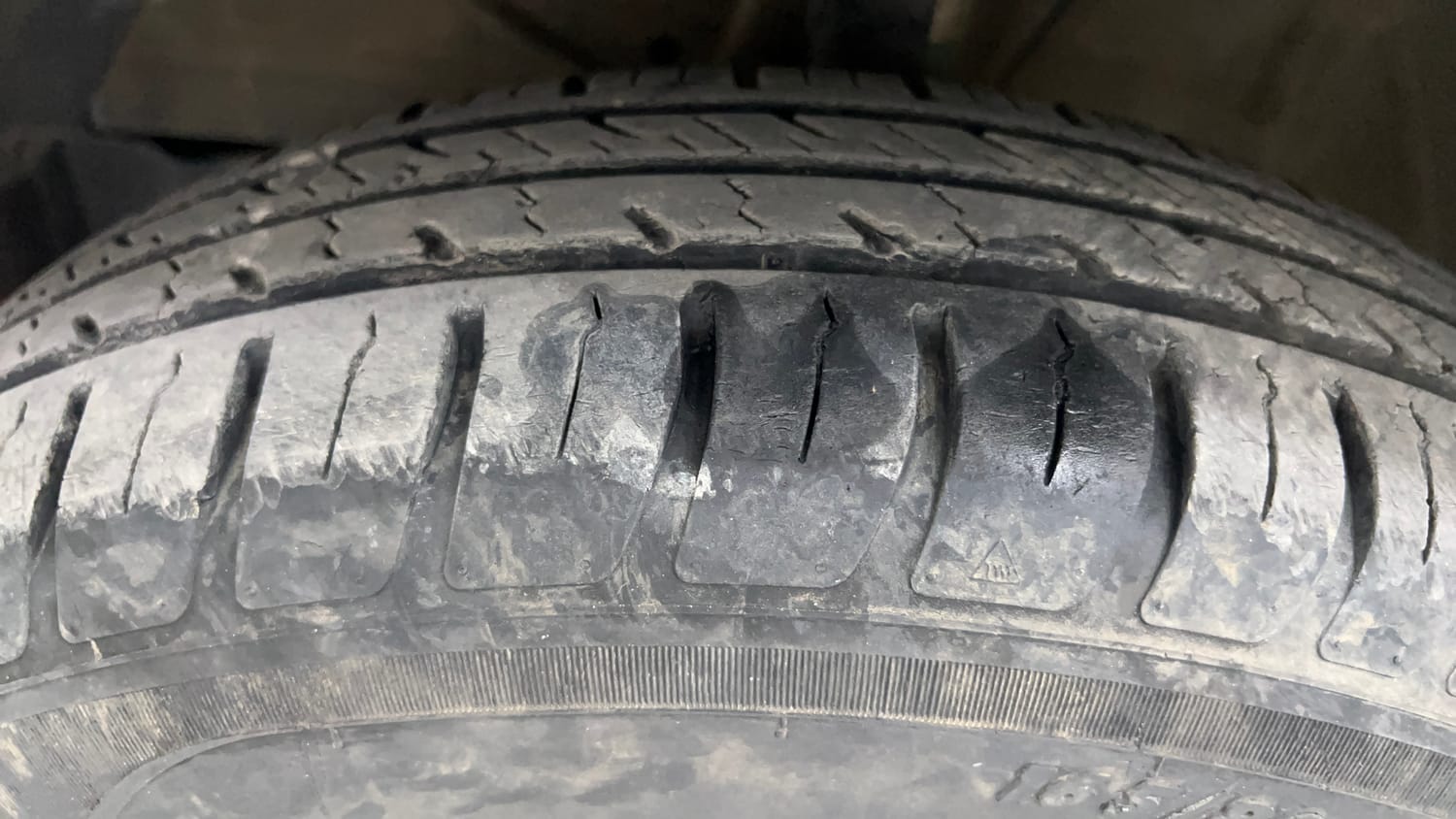 Used 2022 Maruti Suzuki Swift VXi AMT Petrol Automatic tyres LEFT FRONT TYRE TREAD VIEW