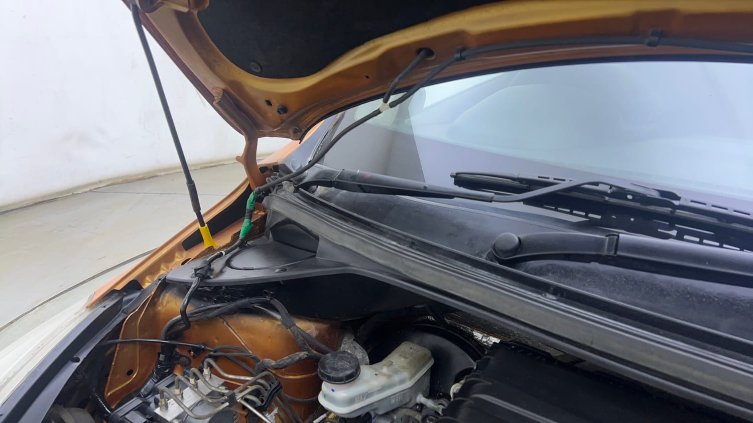 Used 2016 Tata Tiago Revotron XZ Petrol Manual engine ENGINE RIGHT SIDE HINGE & APRON VIEW