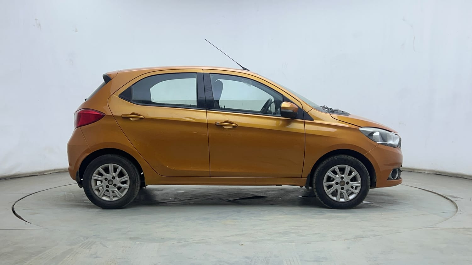 Used 2016 Tata Tiago Revotron XZ Petrol Manual exterior RIGHT SIDE VIEW
