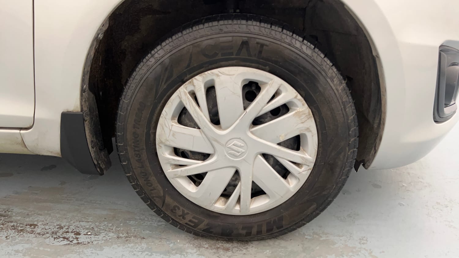 Used 2015 Maruti Suzuki Swift VXi Petrol Manual tyres RIGHT FRONT TYRE RIM VIEW