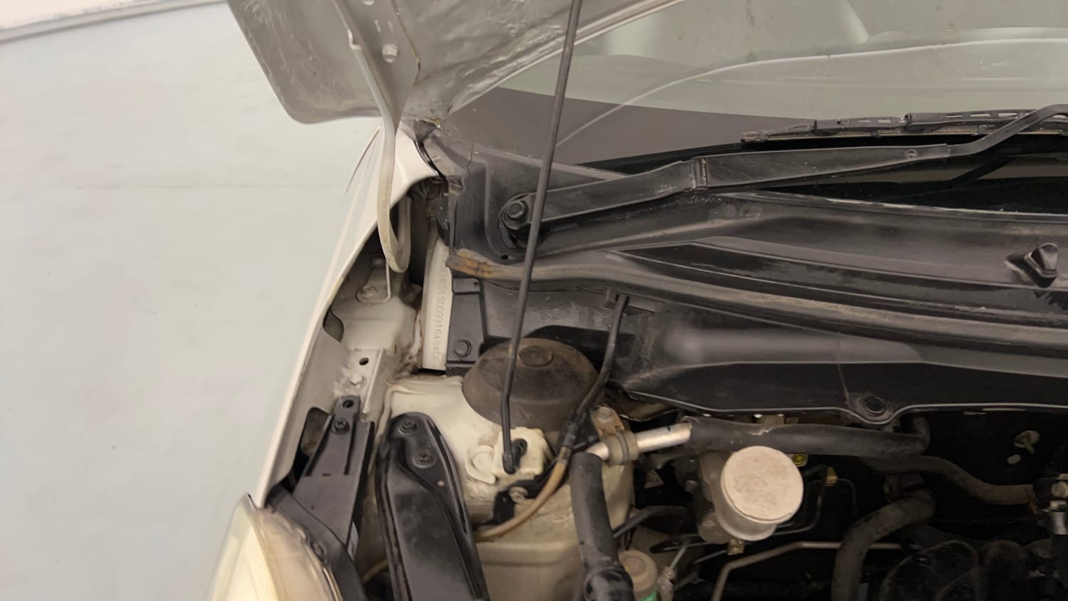 Used 2015 Maruti Suzuki Swift VXi Petrol Manual engine ENGINE RIGHT SIDE HINGE & APRON VIEW