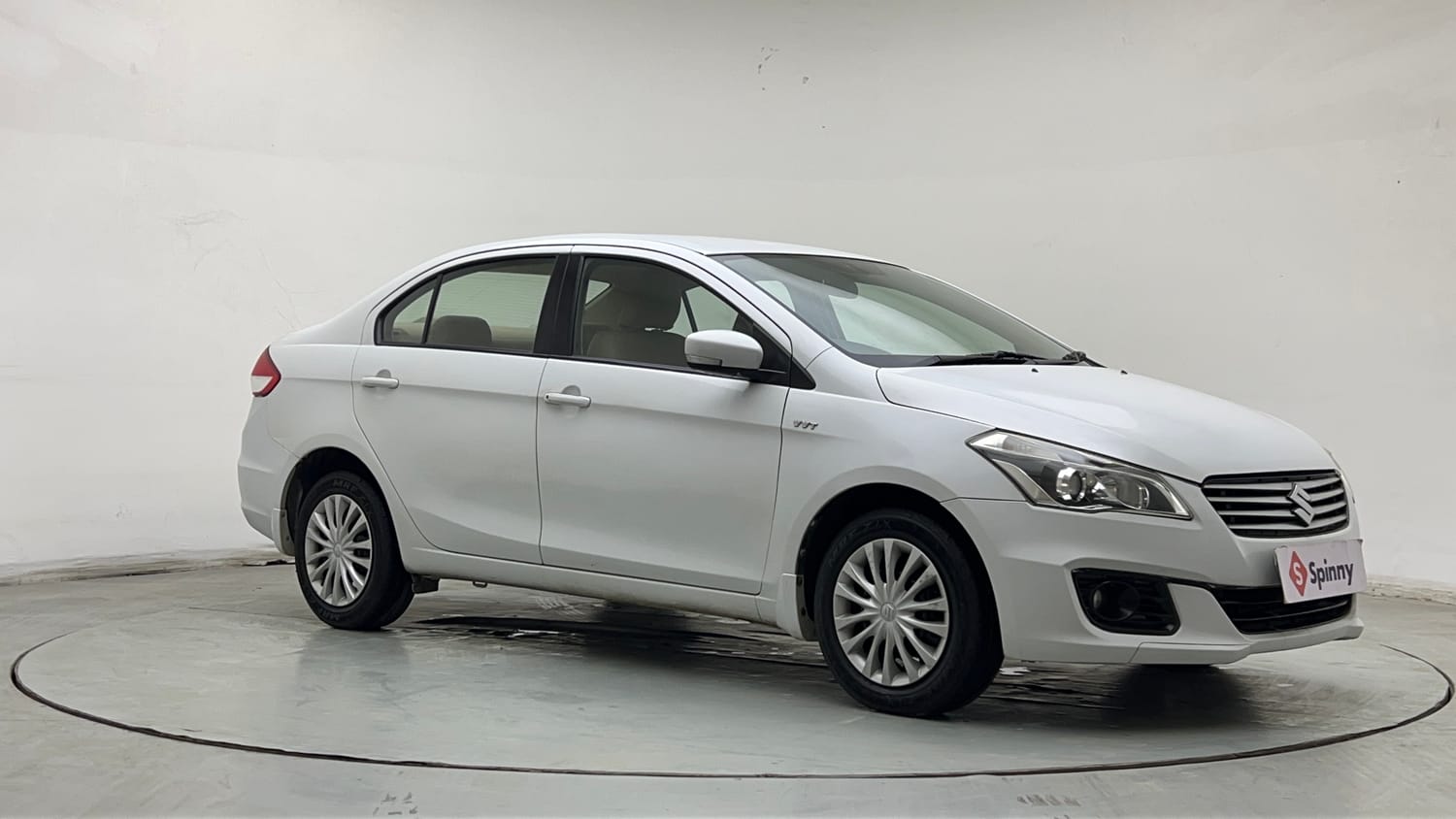 Used 2015 Maruti Suzuki Ciaz VXi+ Petrol Manual exterior RIGHT FRONT CORNER VIEW