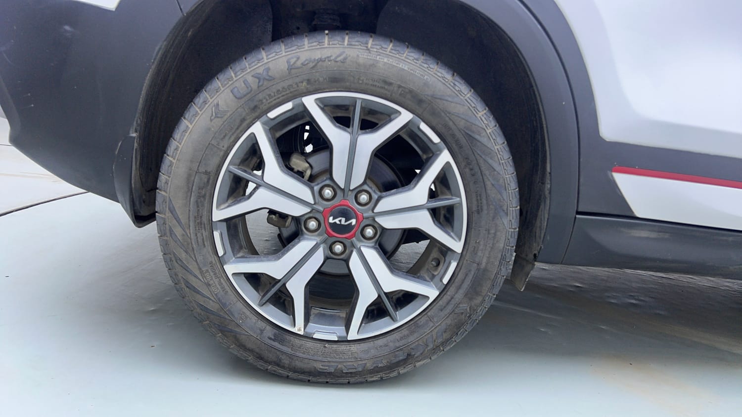 Used 2022 Kia Seltos GTX Plus 1.4 DCT Petrol Automatic tyres RIGHT REAR TYRE RIM VIEW