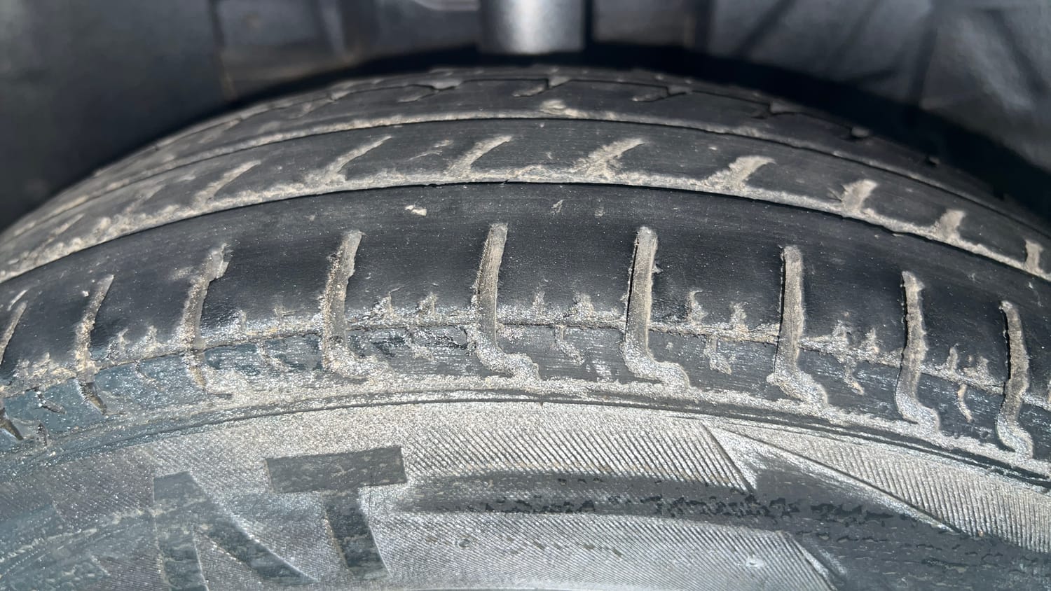 Used 2018 Datsun Redi-GO T(O) 1.0 AMT Petrol Automatic tyres LEFT FRONT TYRE TREAD VIEW