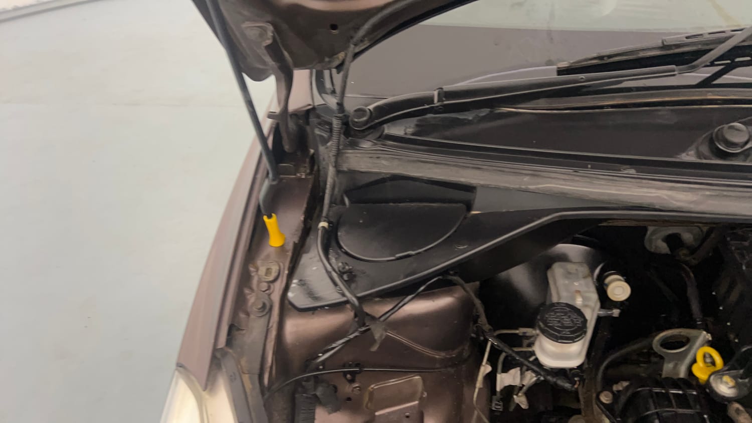 Used 2019 Tata Tiago Revotron XT Petrol Manual engine ENGINE RIGHT SIDE HINGE & APRON VIEW