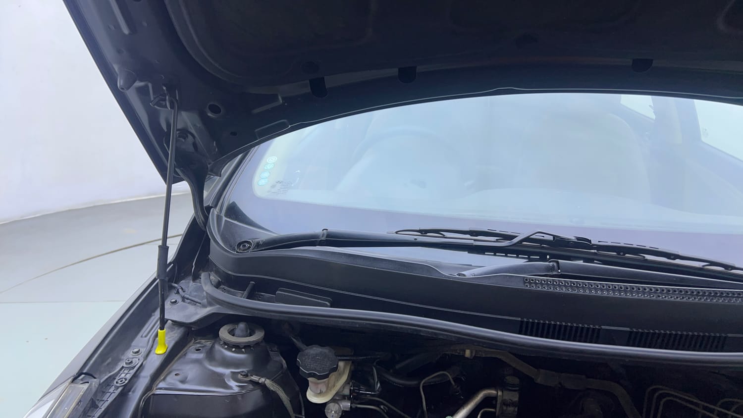 Used 2015 Hyundai Fluidic Verna 4S 1.6 VTVT S(O) Petrol Manual engine ENGINE RIGHT SIDE HINGE & APRON VIEW