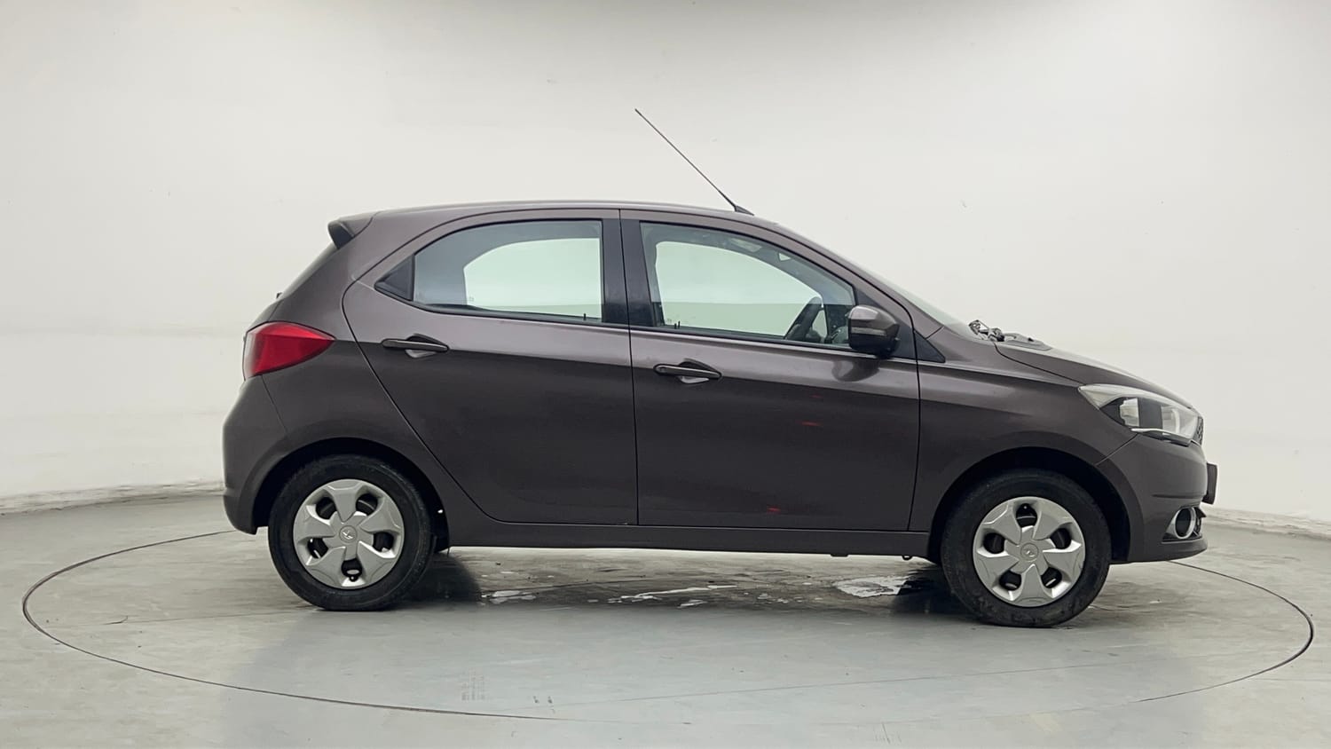 Used 2018 Tata Tiago XZ W/O Alloy Petrol + CNG(Outside Fitted) Cng Manual exterior RIGHT SIDE VIEW