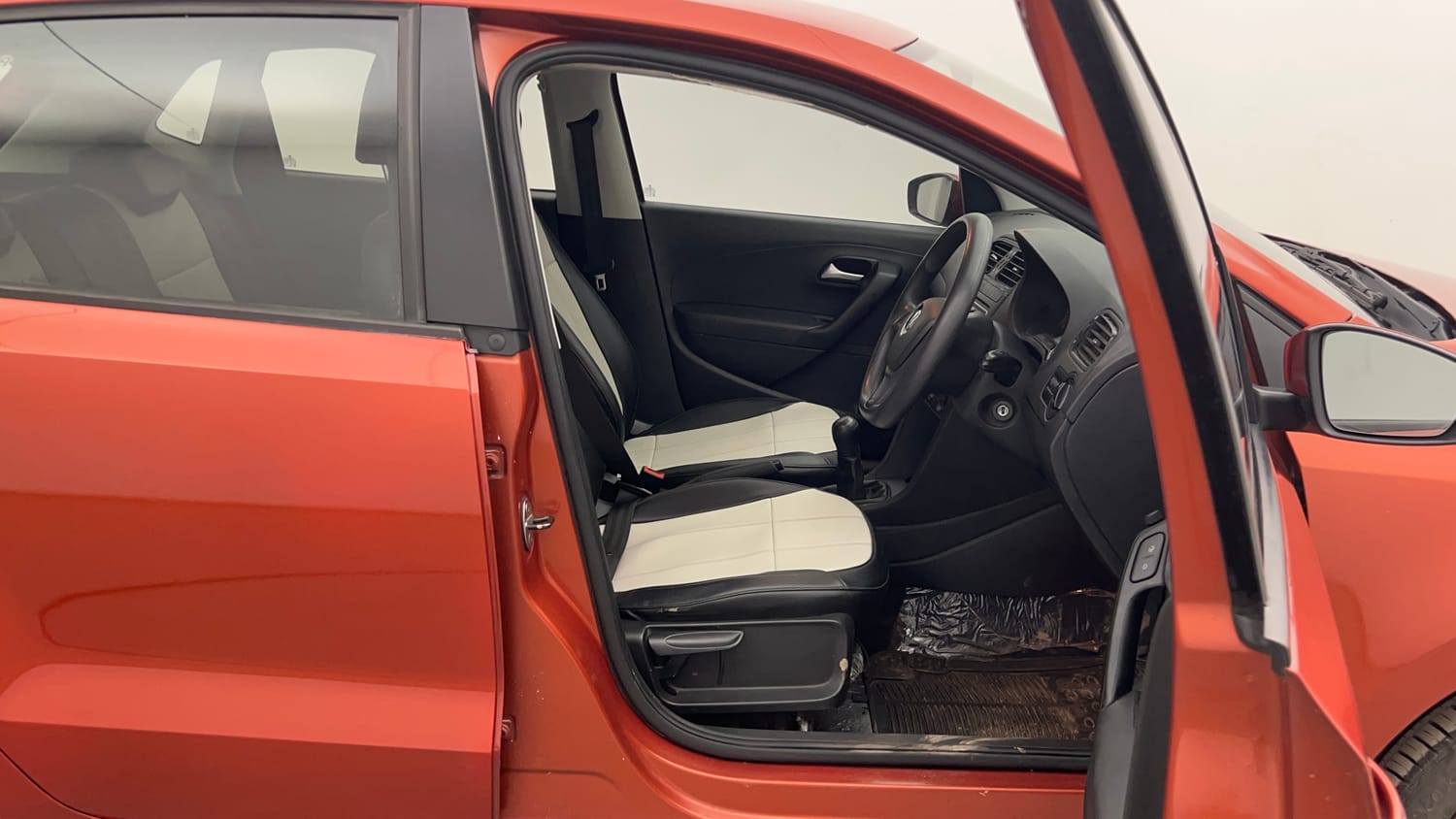 Used 2016 Volkswagen Polo Comfortline 1.2L (P) Petrol Manual interior RIGHT SIDE FRONT DOOR CABIN VIEW