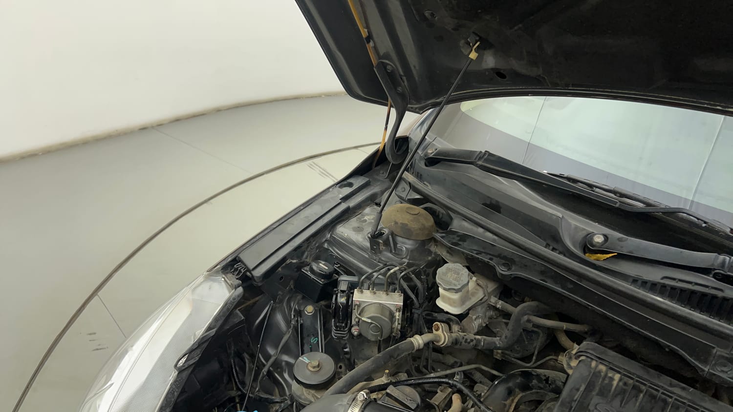 Used 2015 Maruti Suzuki Ciaz ZXI+ Petrol Manual engine ENGINE RIGHT SIDE HINGE & APRON VIEW