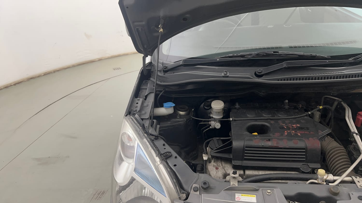 Used 2017 Maruti Suzuki Wagon R VXI Petrol Manual engine ENGINE RIGHT SIDE HINGE & APRON VIEW