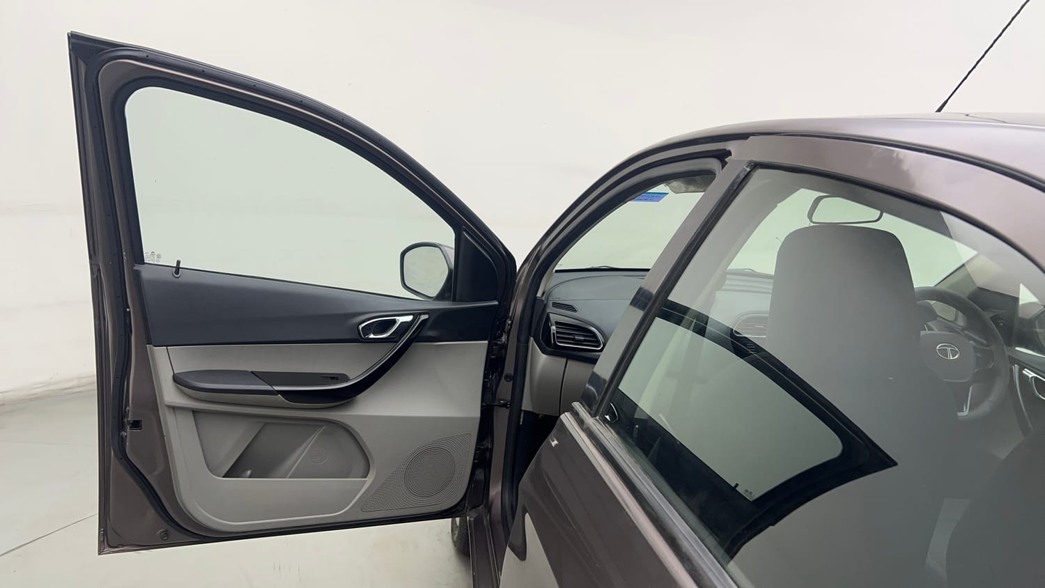 Used 2018 Tata Tiago XZ W/O Alloy Petrol + CNG(Outside Fitted) Cng Manual interior LEFT FRONT DOOR OPEN VIEW