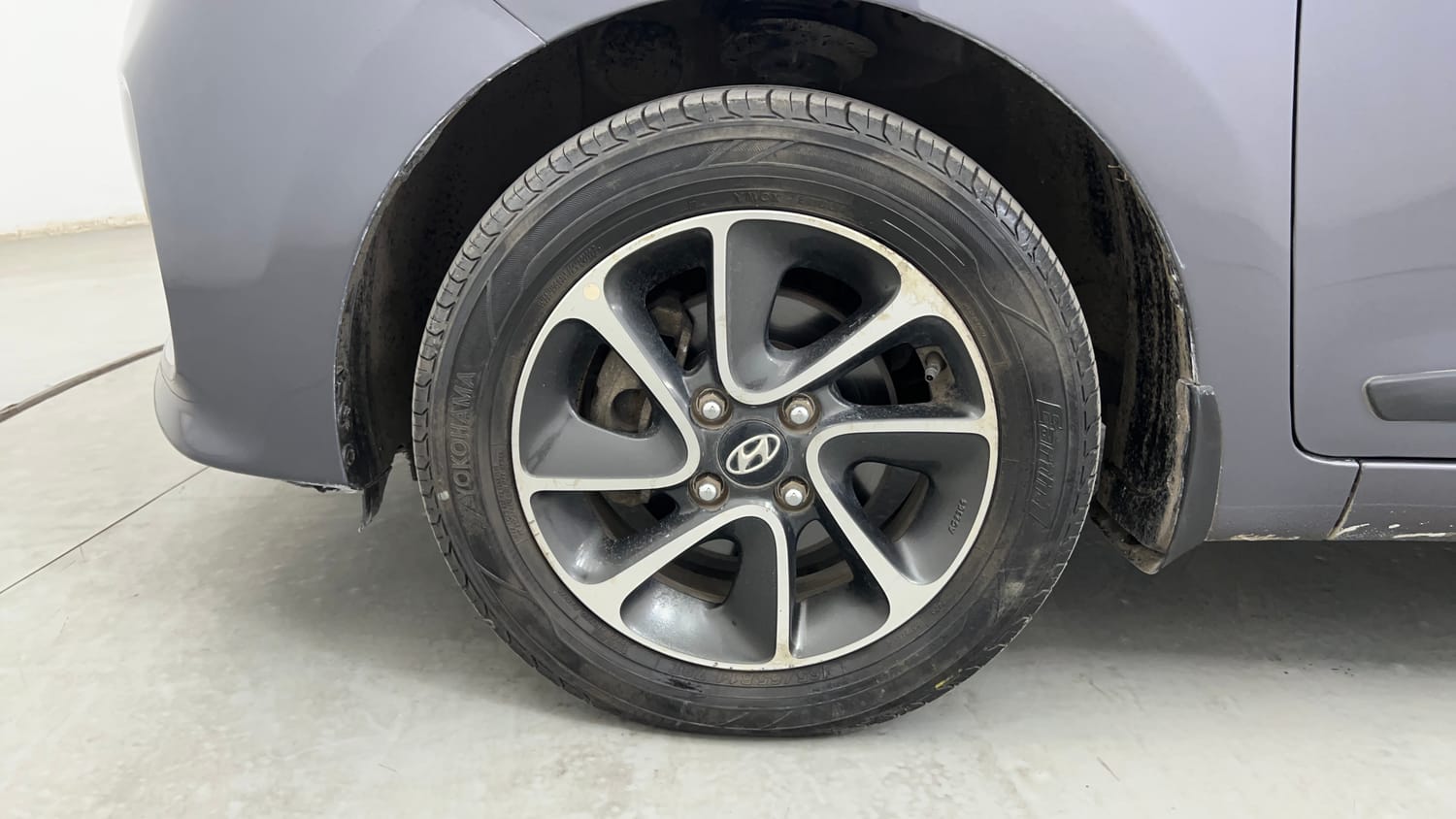 Used 2017 Hyundai Grand i10 Sportz (O) AT 1.2 Kappa VTVT Petrol Automatic tyres LEFT FRONT TYRE RIM VIEW