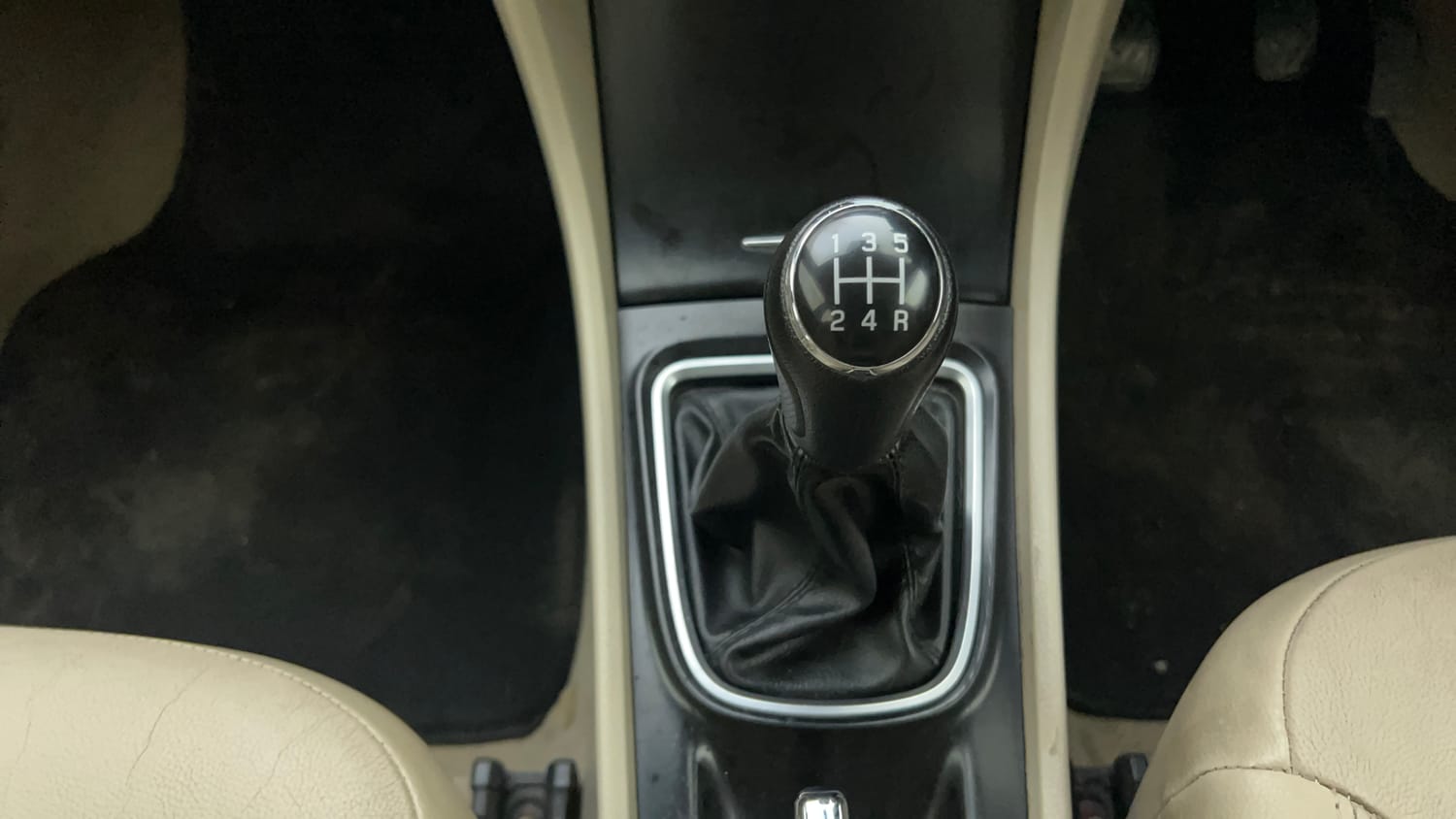 Used 2015 Maruti Suzuki Ciaz ZXI+ Petrol Manual interior GEAR  KNOB VIEW