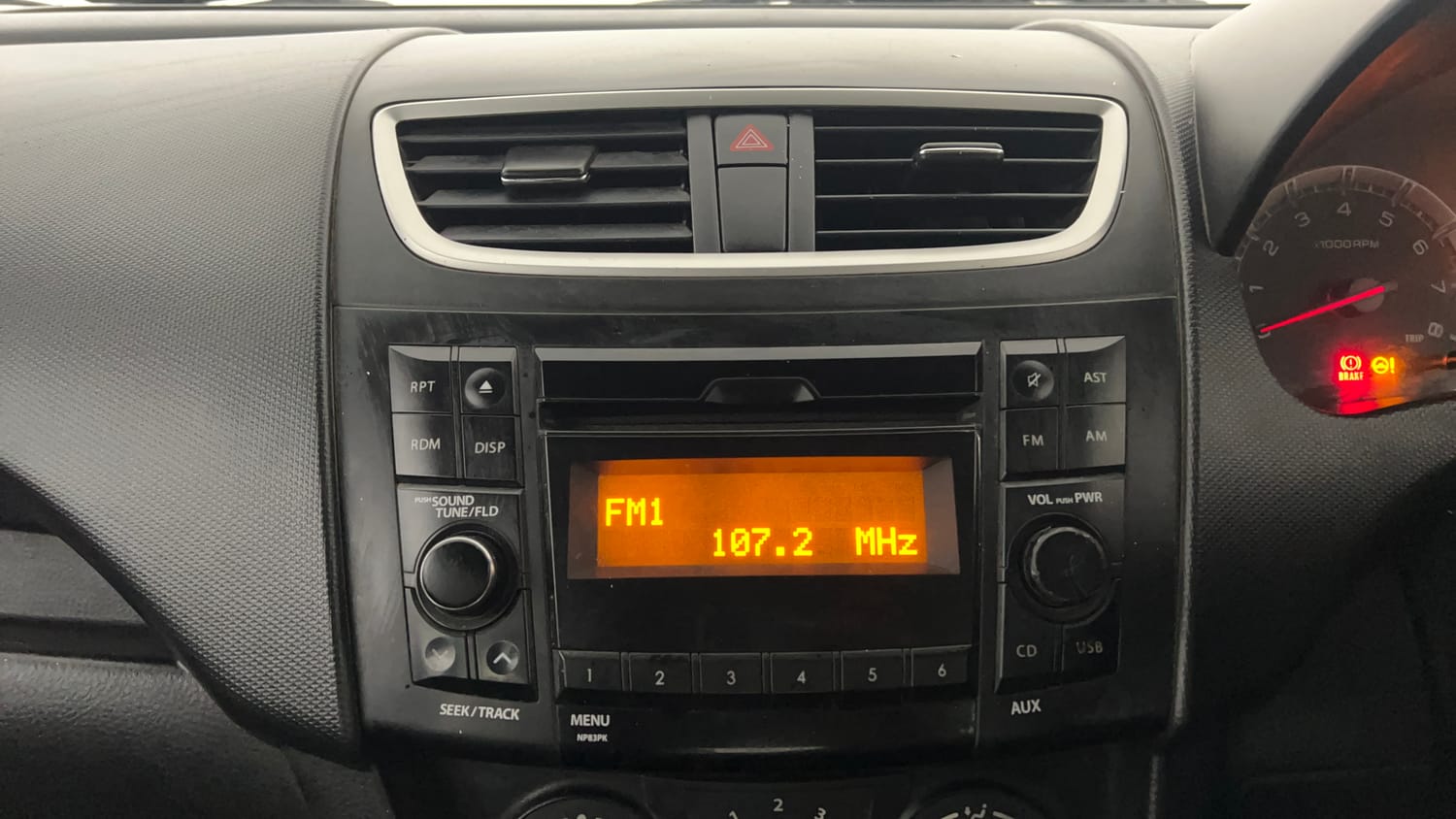 Used 2015 Maruti Suzuki Swift VXi Petrol Manual top_features Integrated (in-dash) music system