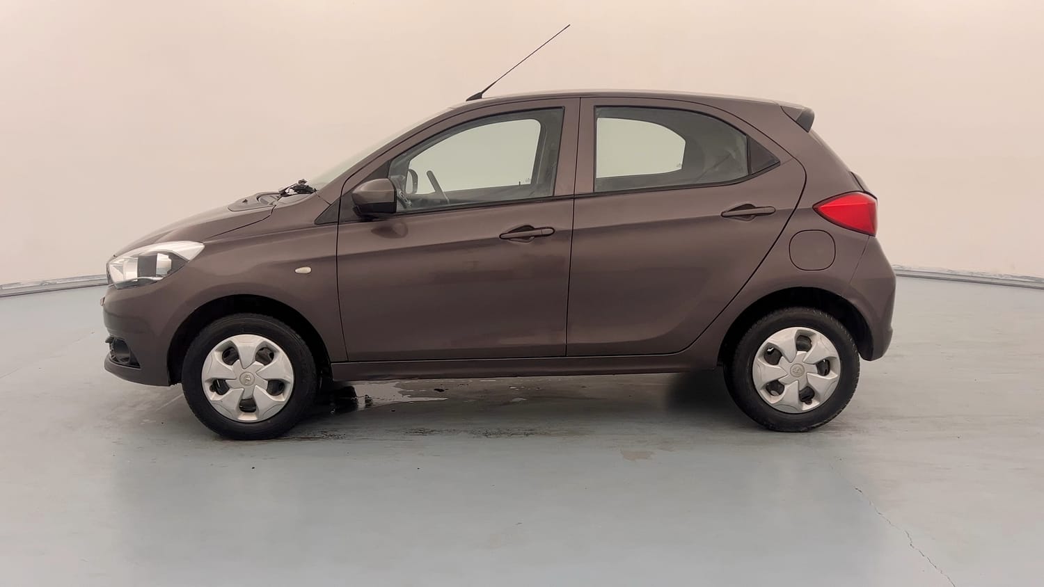 Used 2019 Tata Tiago Revotron XT Petrol Manual exterior LEFT SIDE VIEW