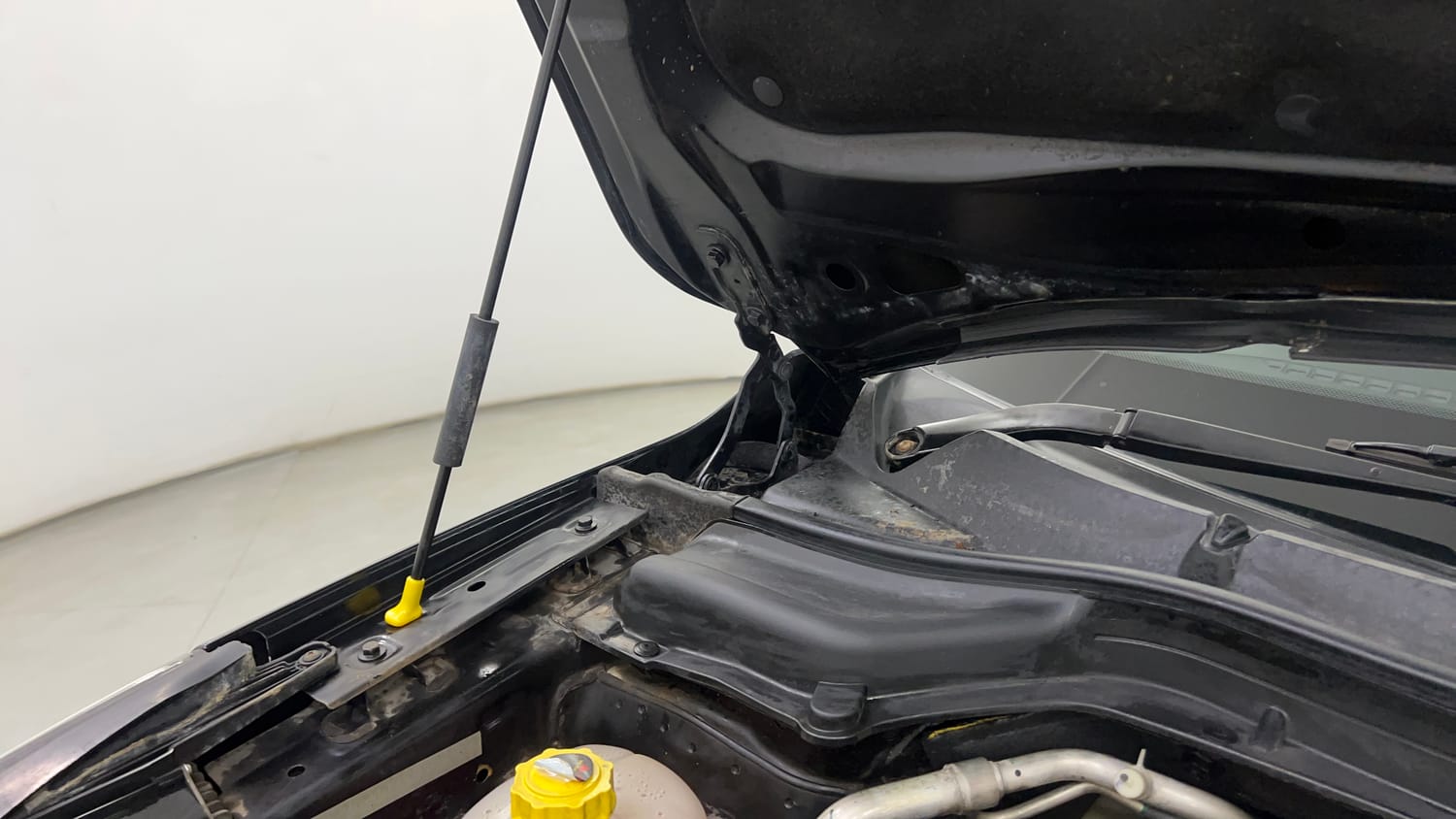 Used 2022 Mahindra XUV 300 W8 (O) 1.2 Petrol Petrol Manual engine ENGINE RIGHT SIDE HINGE & APRON VIEW