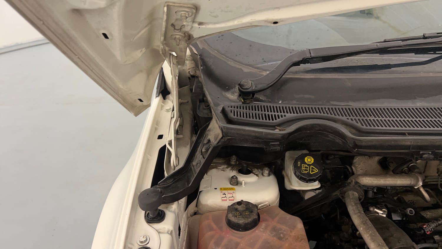 Used 2017 Ford EcoSport Trend+ 1.5L TDCi Diesel Manual engine ENGINE RIGHT SIDE HINGE & APRON VIEW