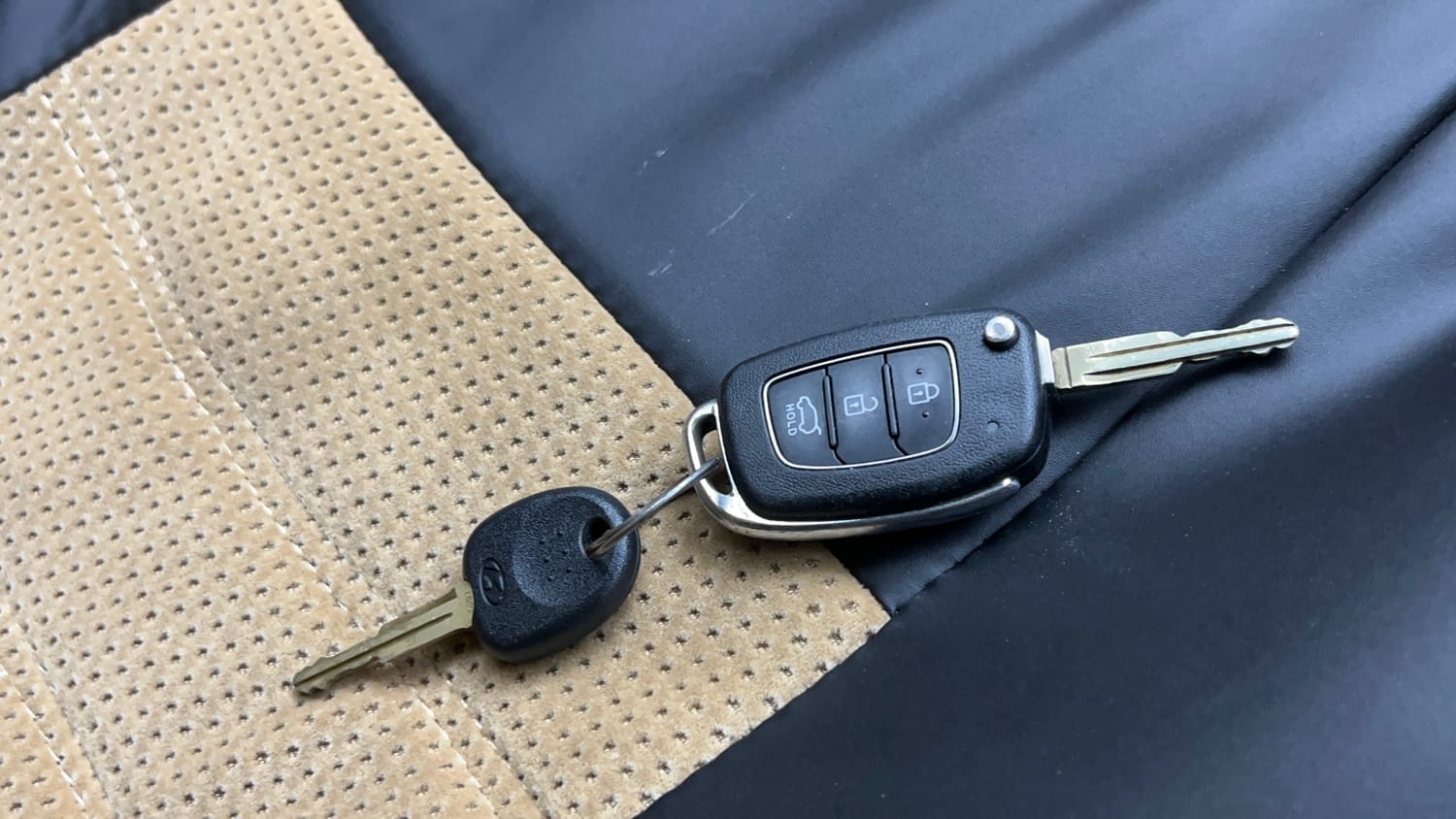Used 2022 Hyundai Venue S (O) 1.2 Petrol Cng Manual extra CAR KEY VIEW