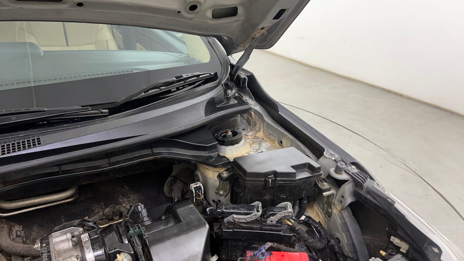 Used 2019 Honda Amaze 1.2 V CVT Petrol Petrol Automatic engine ENGINE LEFT SIDE HINGE & APRON VIEW