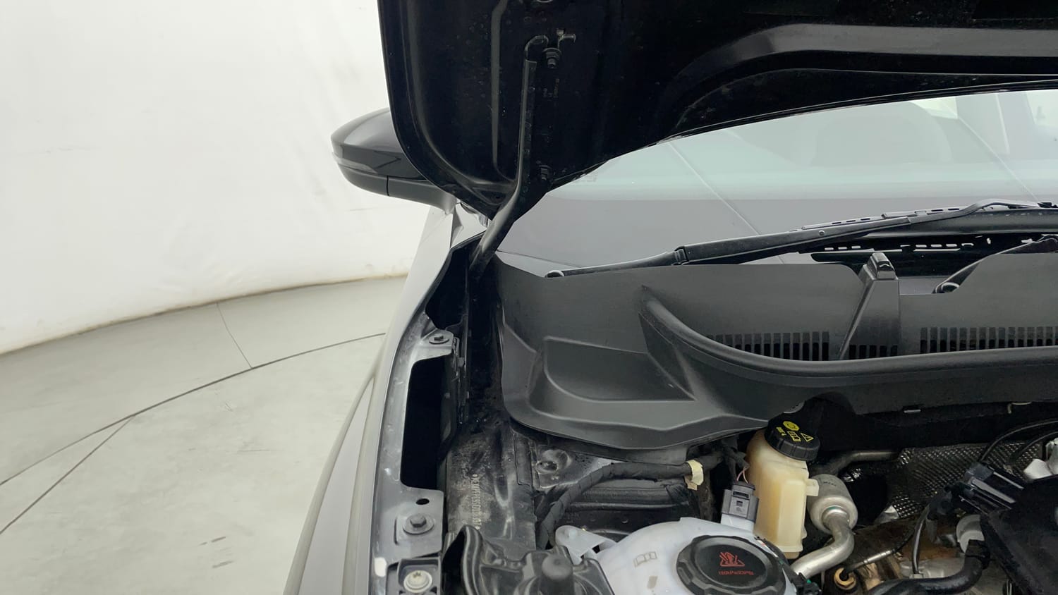 Used 2025 Skoda Kylaq Signature+ 1.0 TSI Petrol Manual engine ENGINE RIGHT SIDE HINGE & APRON VIEW