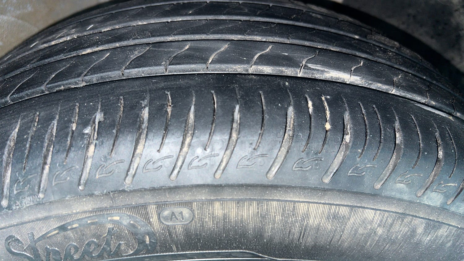 Used 2020 Hyundai Venue SX Plus 1.0 Turbo DCT Petrol Automatic tyres RIGHT FRONT TYRE TREAD VIEW