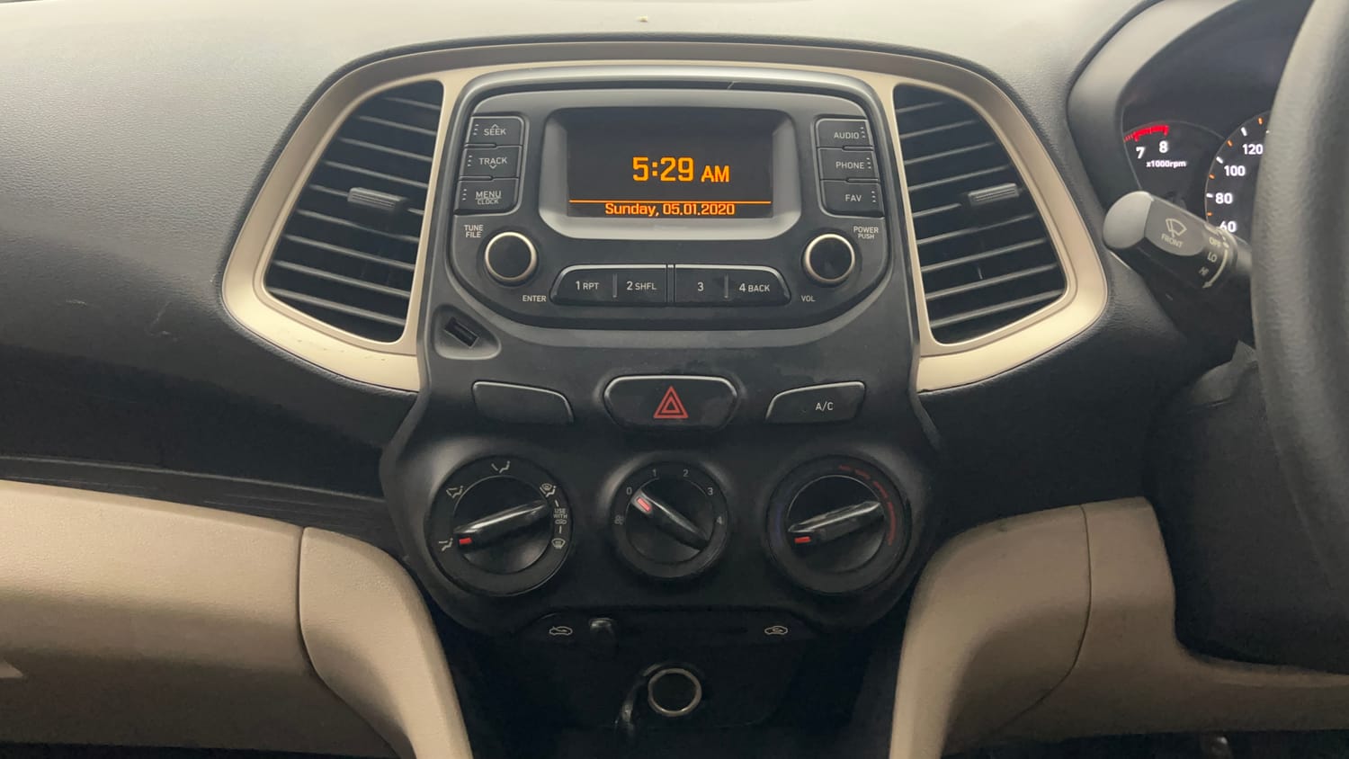 Used 2020 Hyundai Santro Magna Petrol Manual top_features Integrated (in-dash) music system
