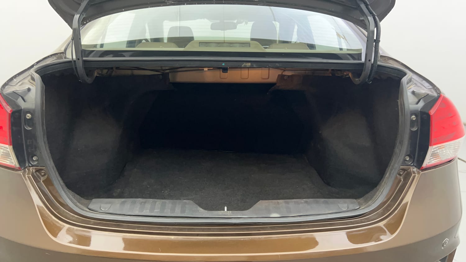 Used 2015 Maruti Suzuki Ciaz ZXI+ Petrol Manual interior DICKY INSIDE VIEW