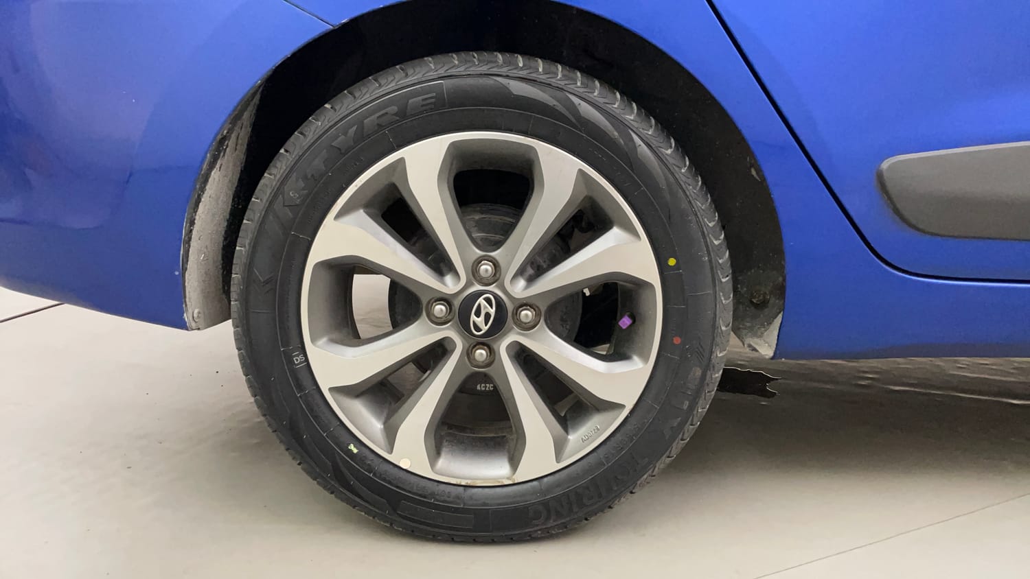Used 2015 Hyundai Xcent SX 1.2 (O) Petrol Manual tyres RIGHT REAR TYRE RIM VIEW
