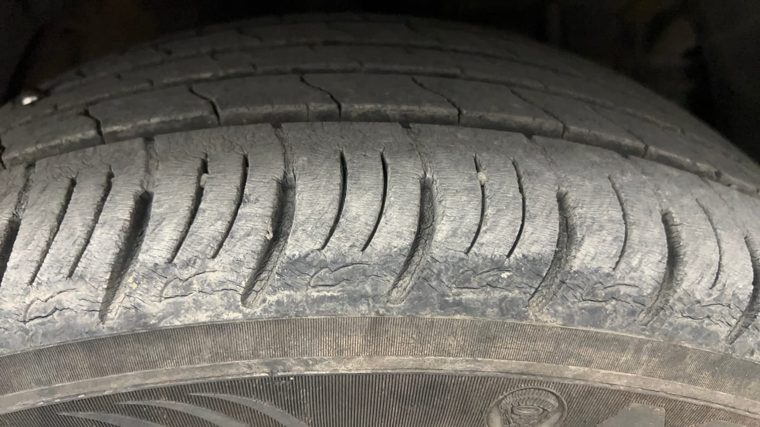 Used 2022 Mahindra XUV 300 W8 (O) 1.2 Petrol Petrol Manual tyres RIGHT FRONT TYRE TREAD VIEW