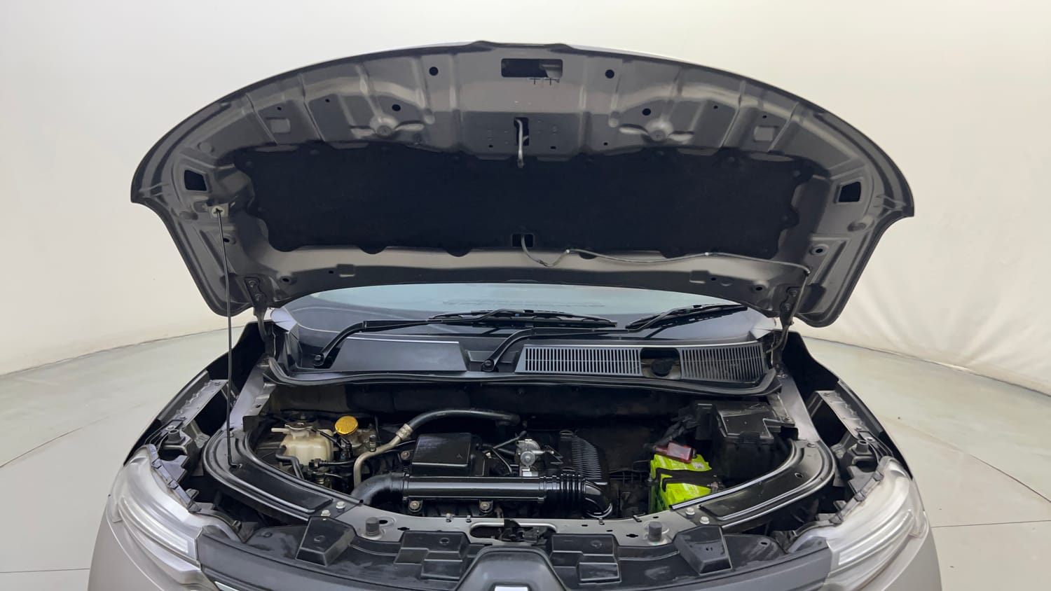 Used 2021 Renault Kiger RXT MT Petrol Manual engine ENGINE & BONNET OPEN FRONT VIEW