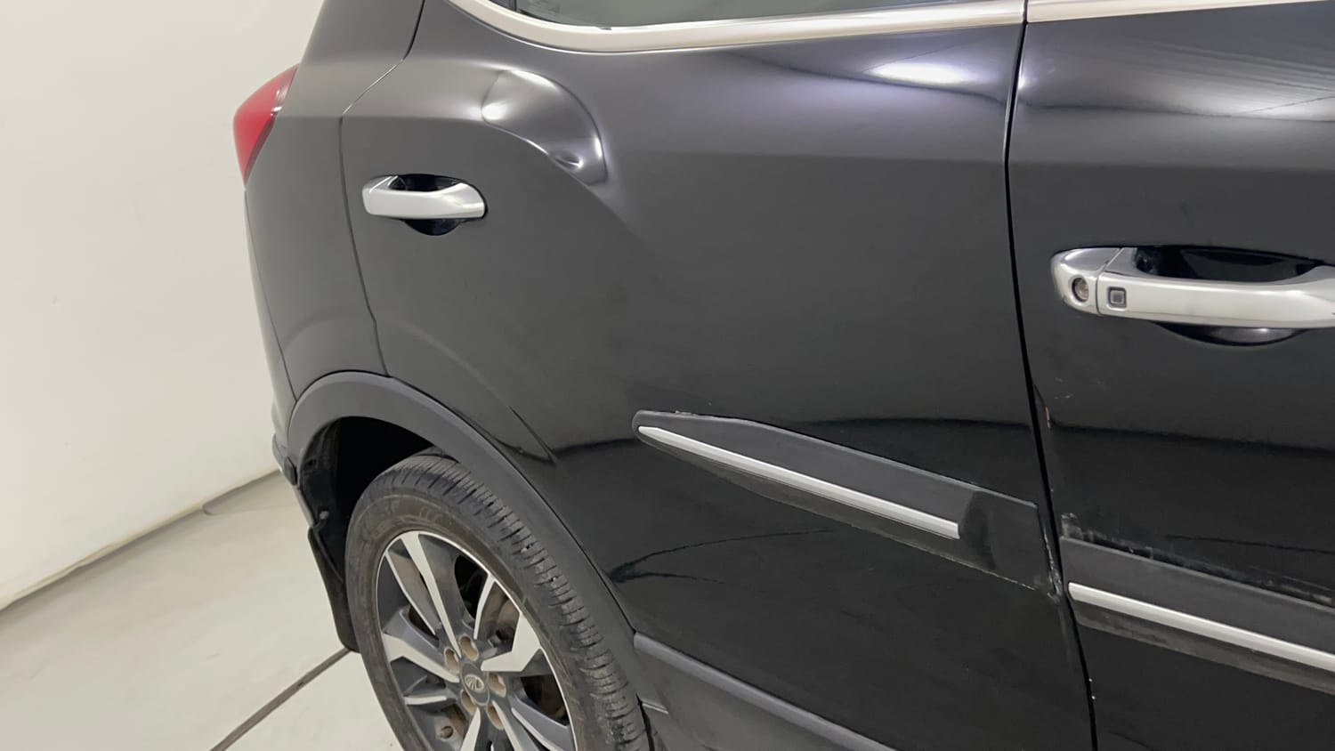 Used 2022 Mahindra XUV 300 W8 (O) 1.2 Petrol Petrol Manual dents MINOR SCRATCH