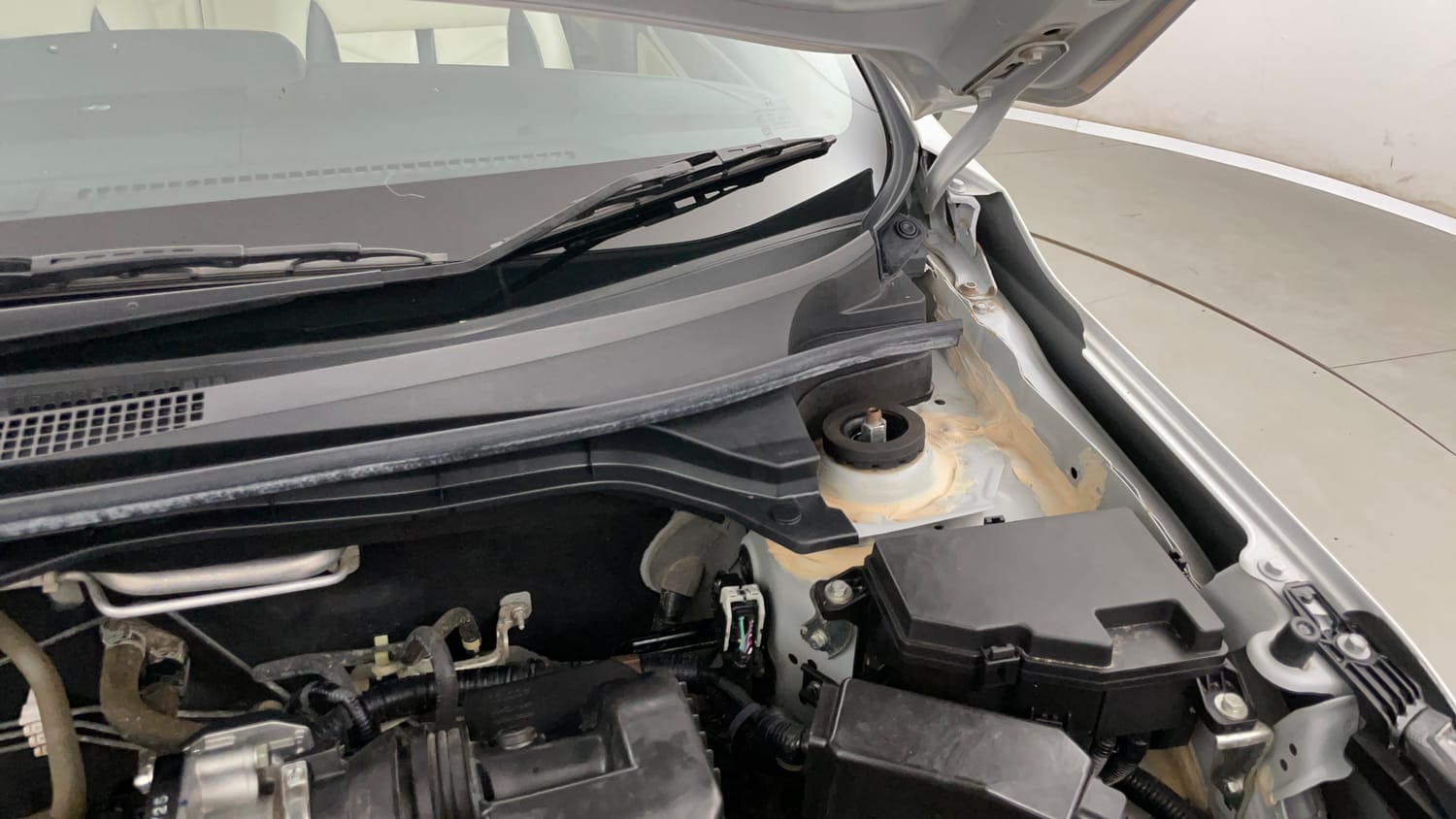 Used 2024 Honda Amaze S 1.2 Petrol MT Petrol Manual engine ENGINE LEFT SIDE HINGE & APRON VIEW
