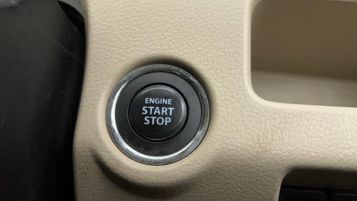 Used 2015 Maruti Suzuki Ciaz ZXI+ Petrol Manual top_features Keyless start