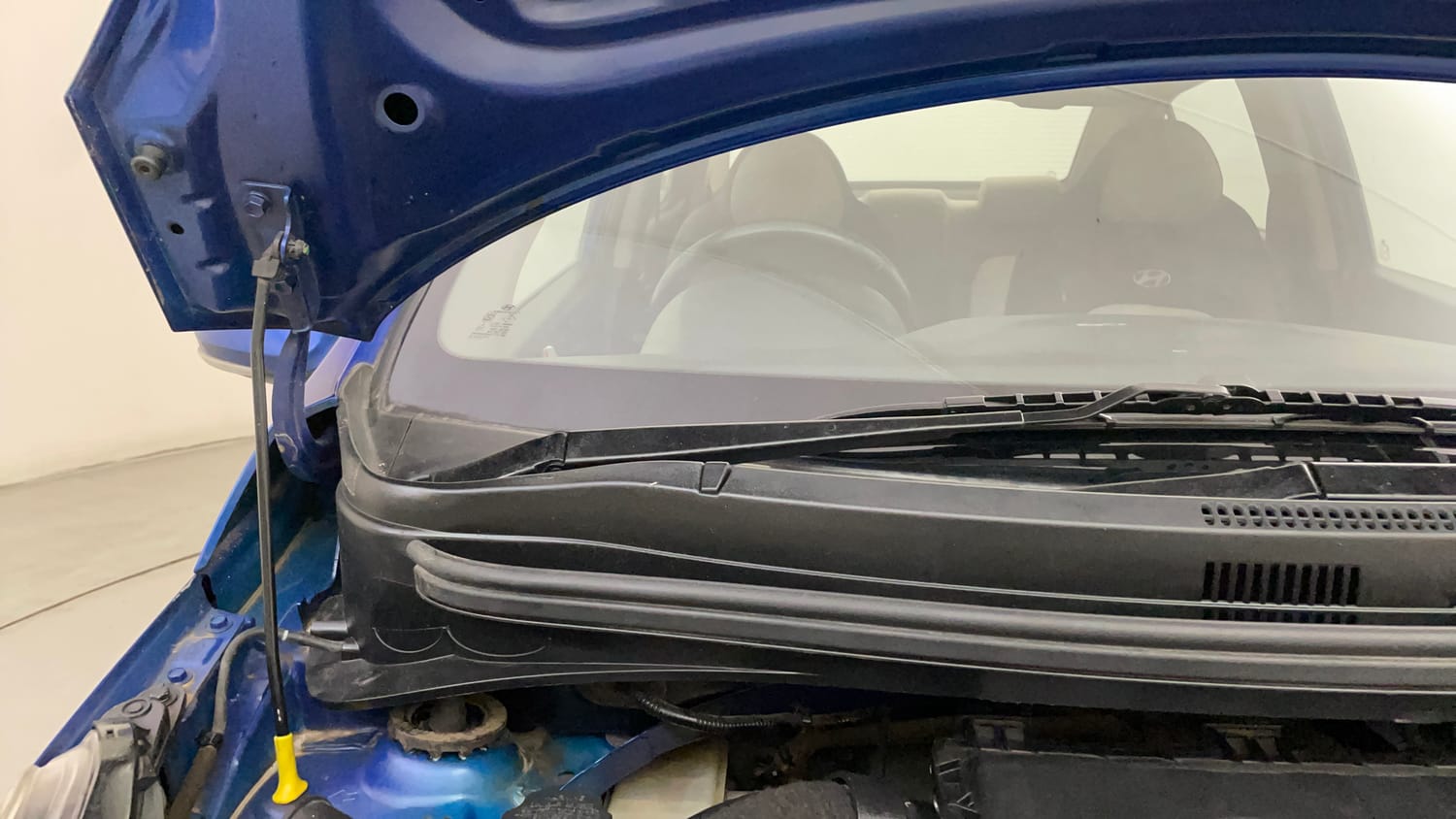 Used 2015 Hyundai Xcent SX 1.2 (O) Petrol Manual engine ENGINE RIGHT SIDE HINGE & APRON VIEW