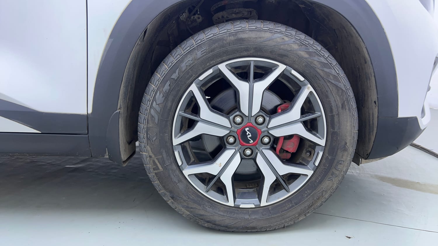 Used 2022 Kia Seltos GTX Plus 1.4 DCT Petrol Automatic tyres RIGHT FRONT TYRE RIM VIEW