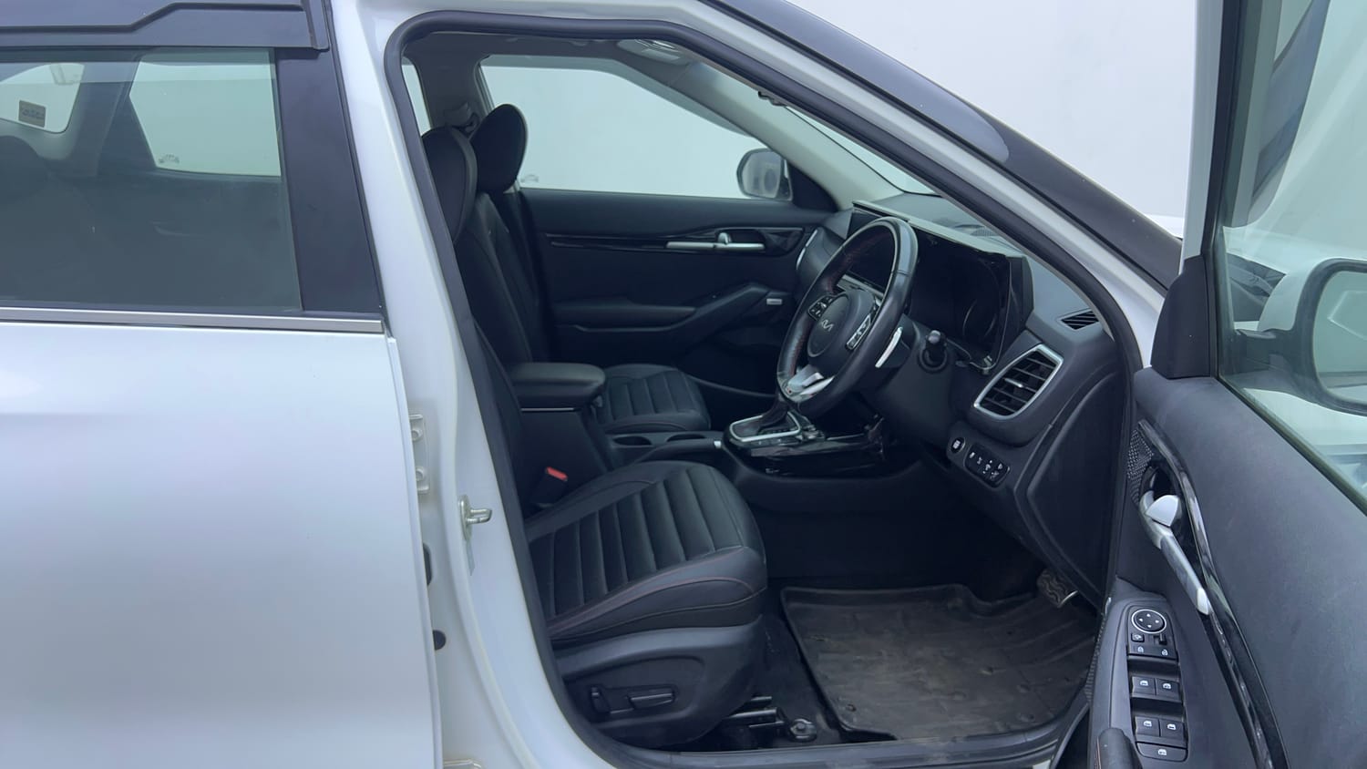 Used 2022 Kia Seltos GTX Plus 1.4 DCT Petrol Automatic interior RIGHT SIDE FRONT DOOR CABIN VIEW