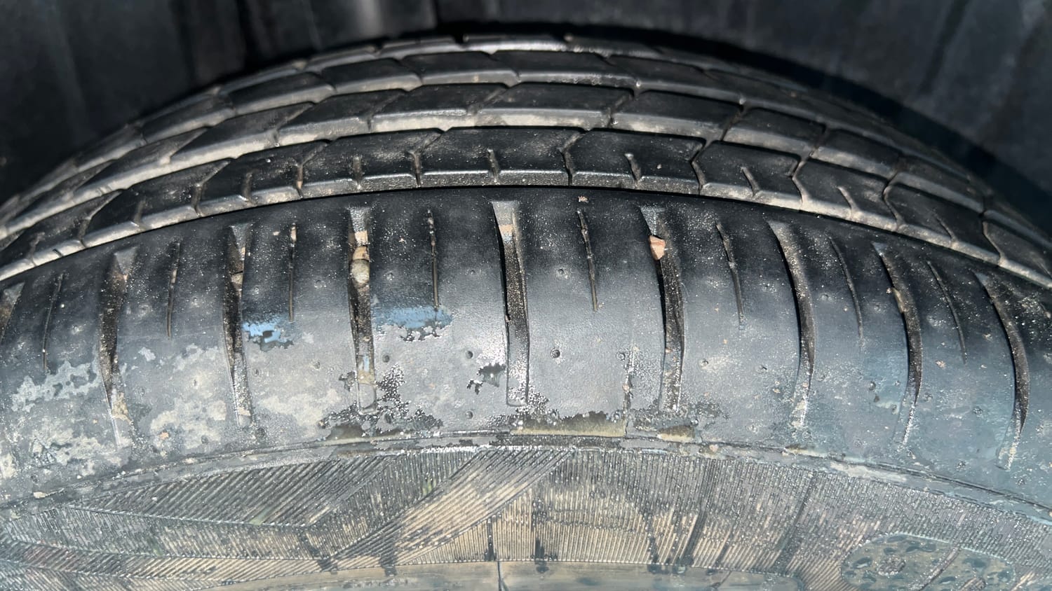 Used 2023 Maruti Suzuki Baleno Alpha AGS Petrol Automatic tyres RIGHT REAR TYRE TREAD VIEW