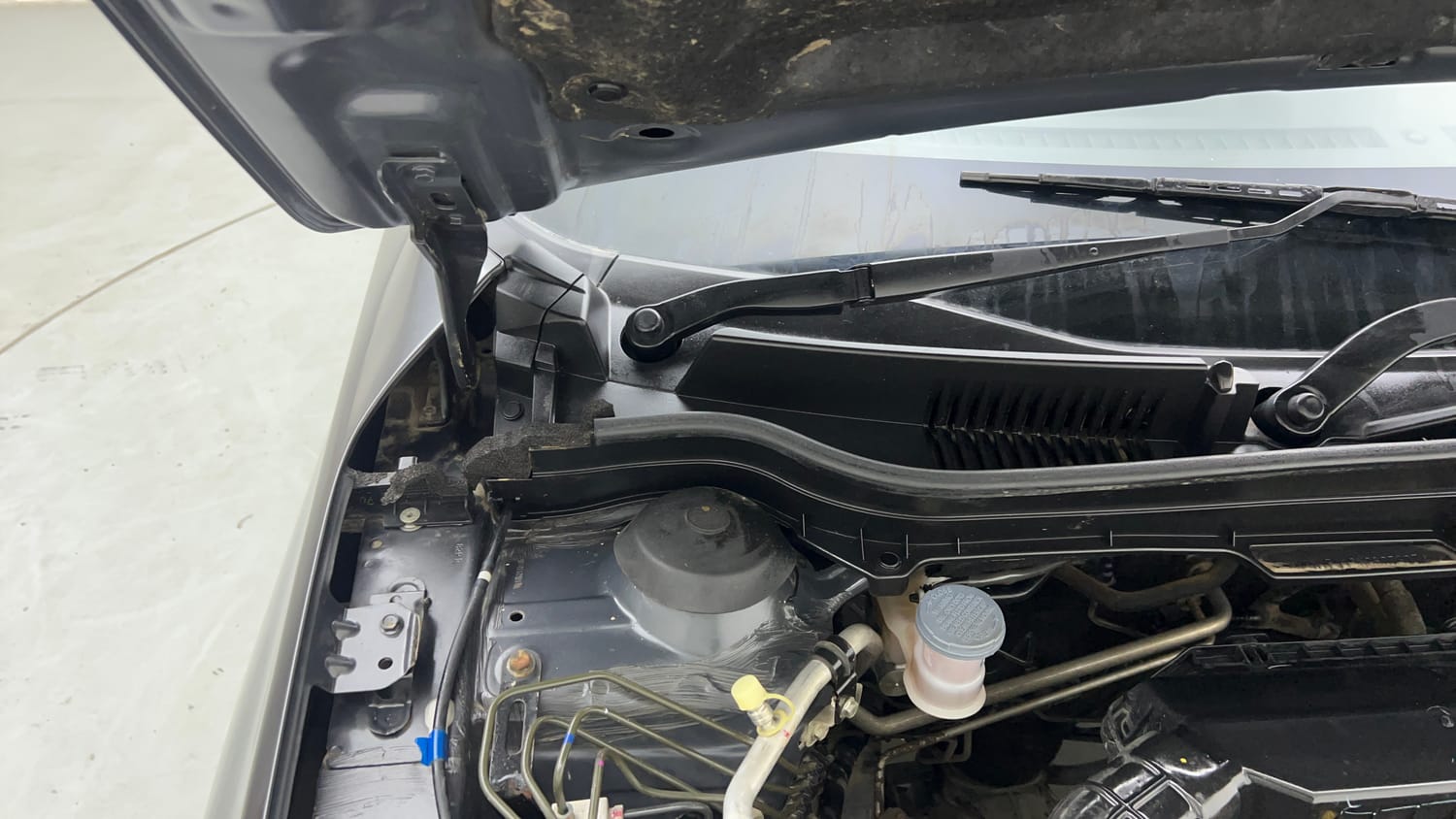 Used 2021 maruti-suzuki Vitara Brezza VXi Petrol Manual engine ENGINE RIGHT SIDE HINGE & APRON VIEW