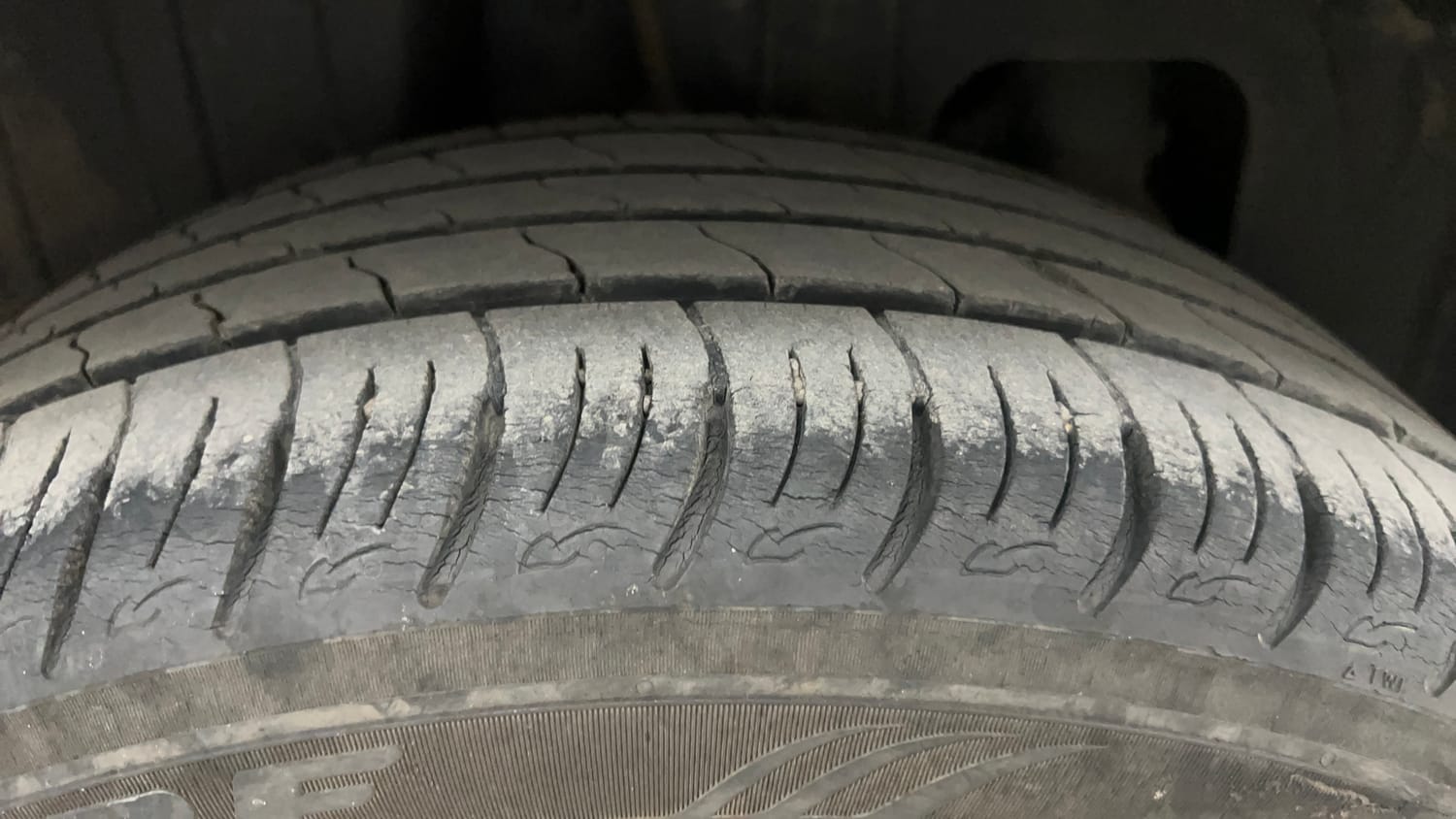 Used 2022 Mahindra XUV 300 W8 (O) 1.2 Petrol Petrol Manual tyres RIGHT REAR TYRE TREAD VIEW